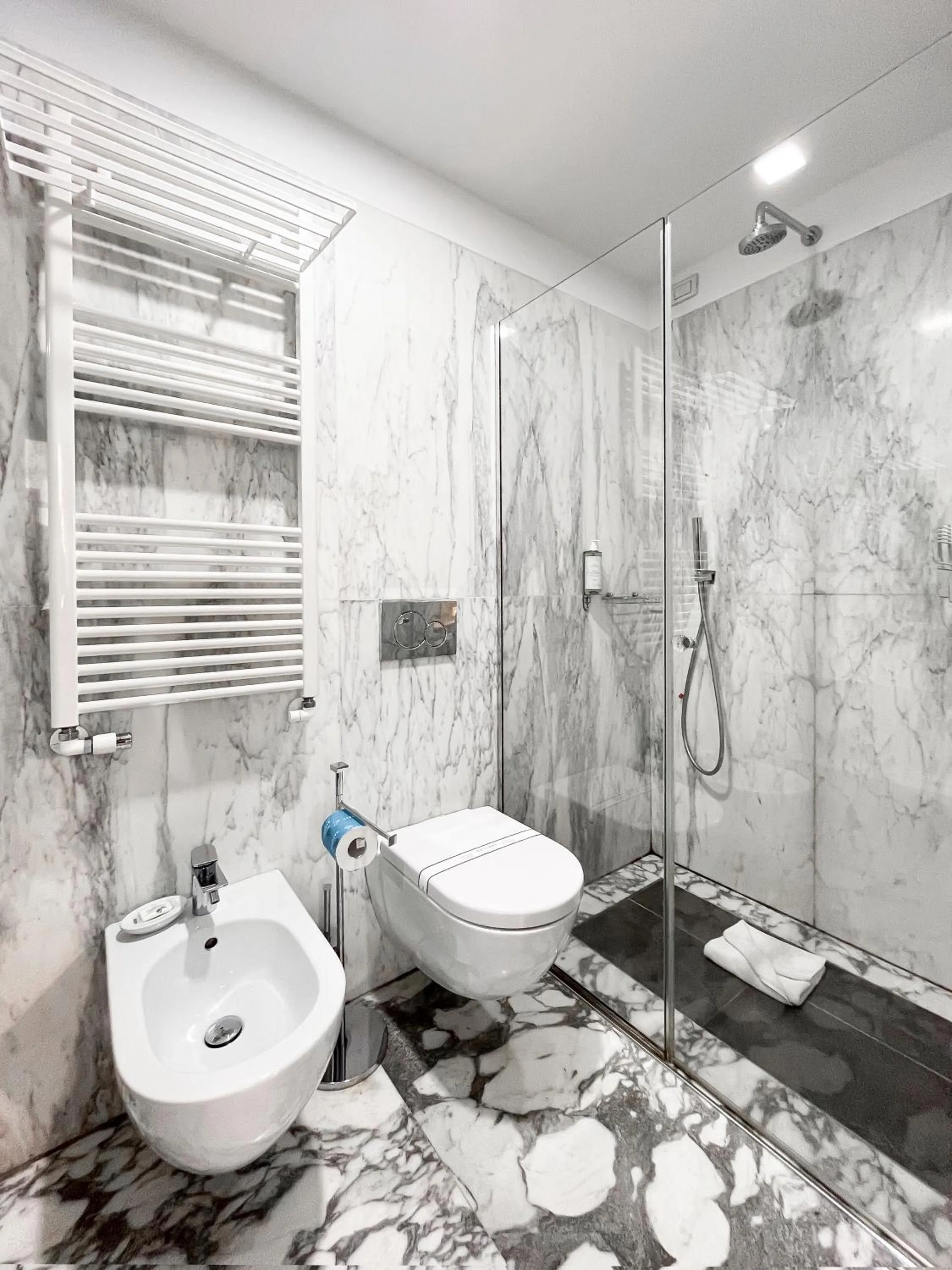 Shower in Hotel la Scala