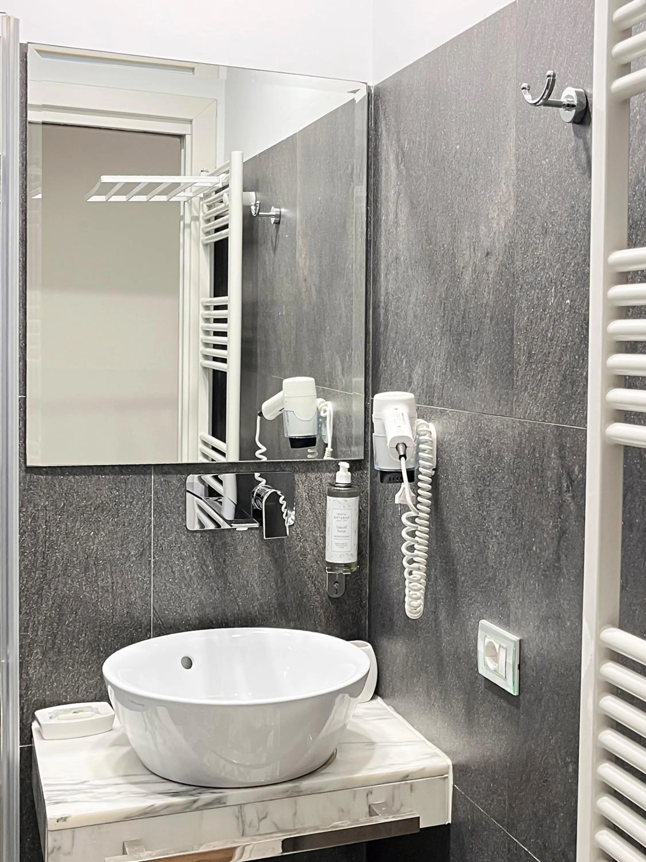 Shower in Hotel la Scala