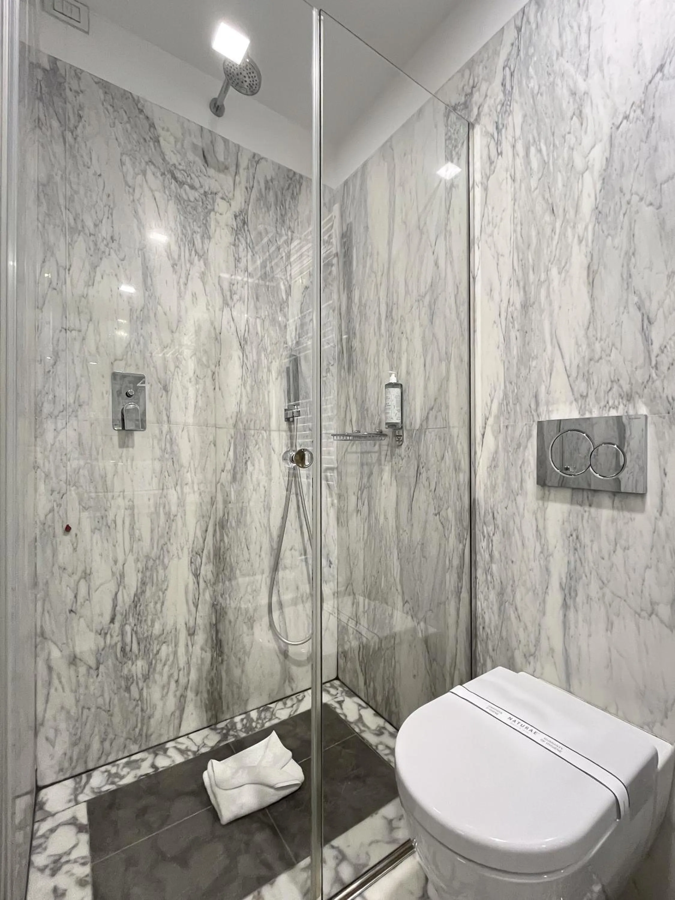 Shower in Hotel la Scala