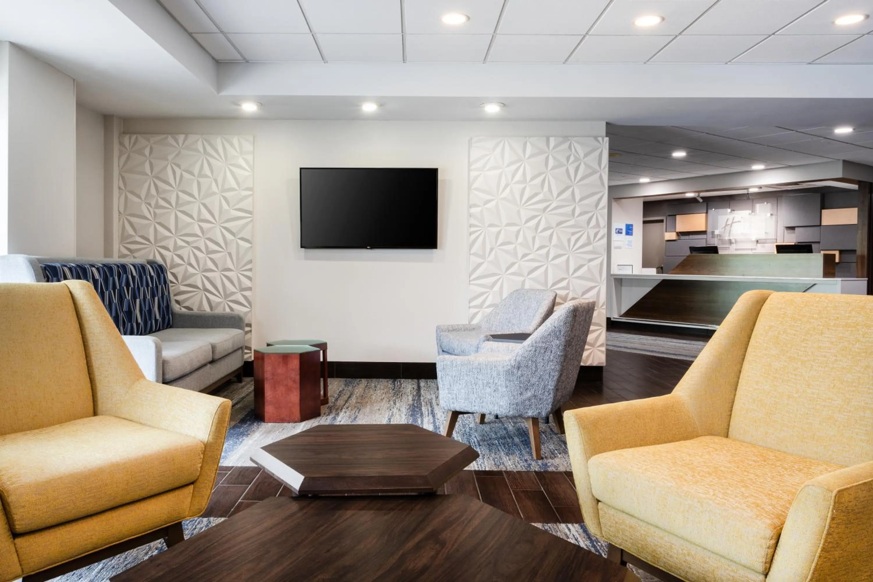 Lobby or reception in Holiday Inn Express & Suites Cincinnati Riverfront by IHG