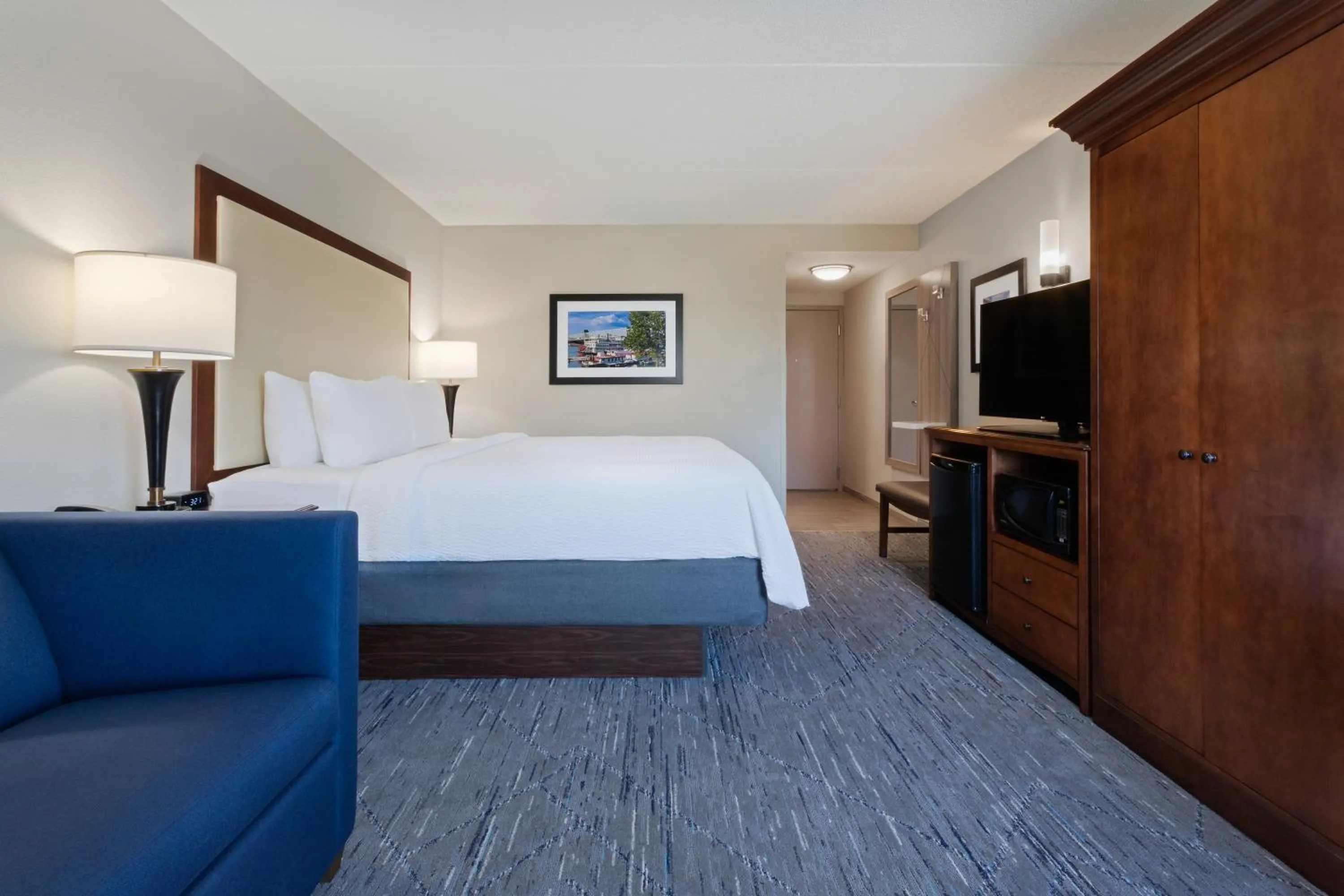 Bedroom, Bed in Holiday Inn Express & Suites Cincinnati Riverfront by IHG