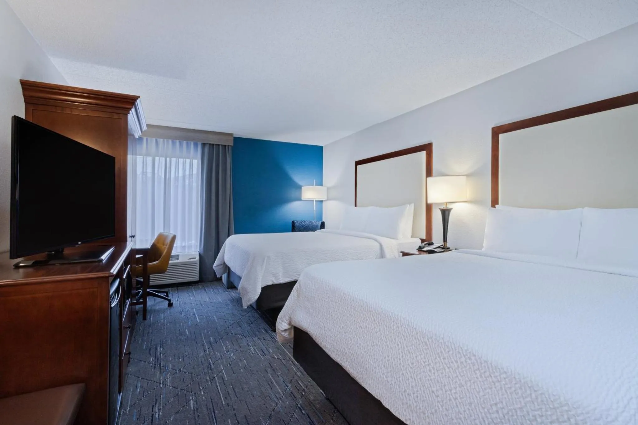 Photo of the whole room, Bed in Holiday Inn Express & Suites Cincinnati Riverfront by IHG