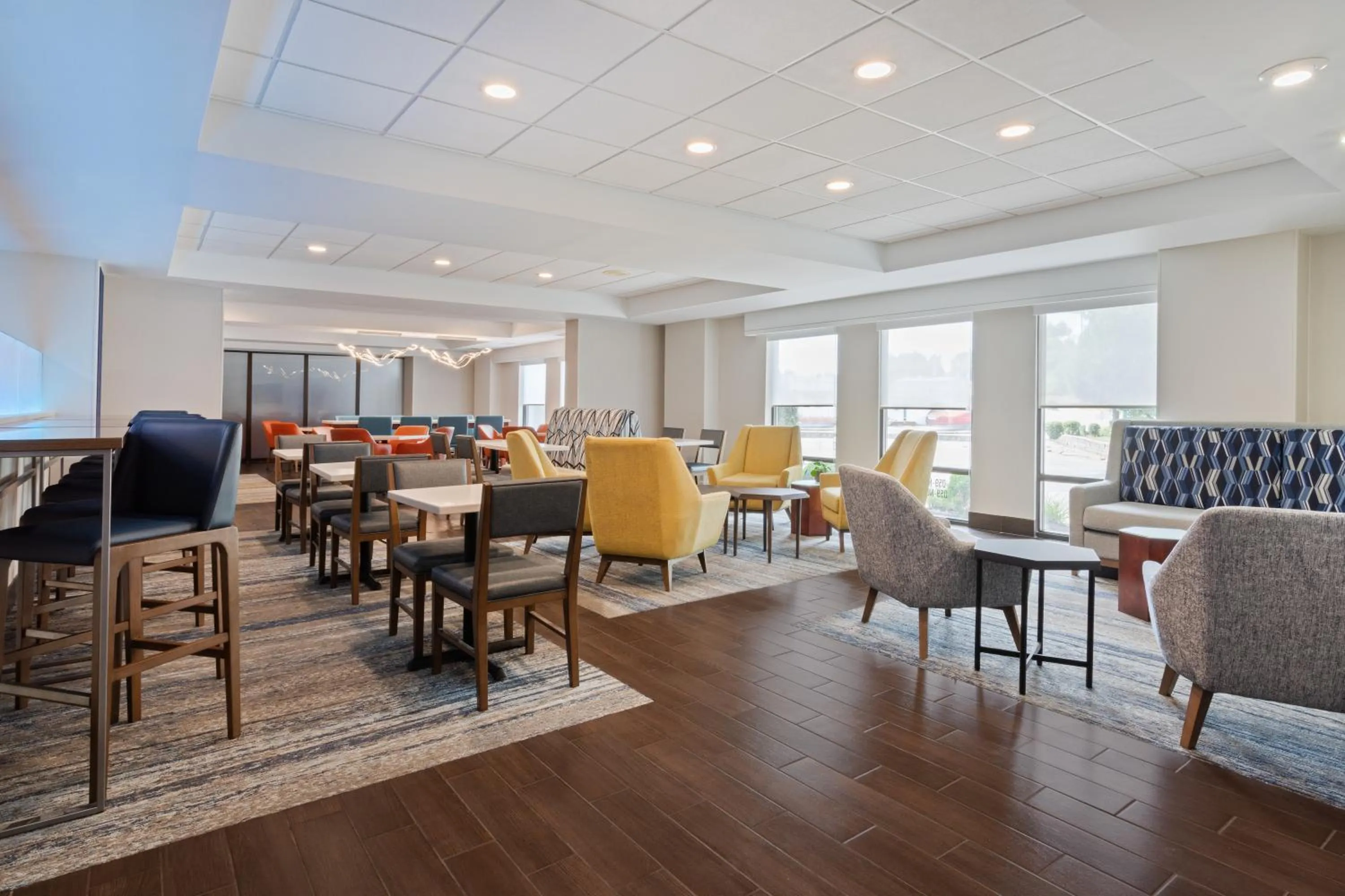 Lobby or reception in Holiday Inn Express & Suites Cincinnati Riverfront by IHG