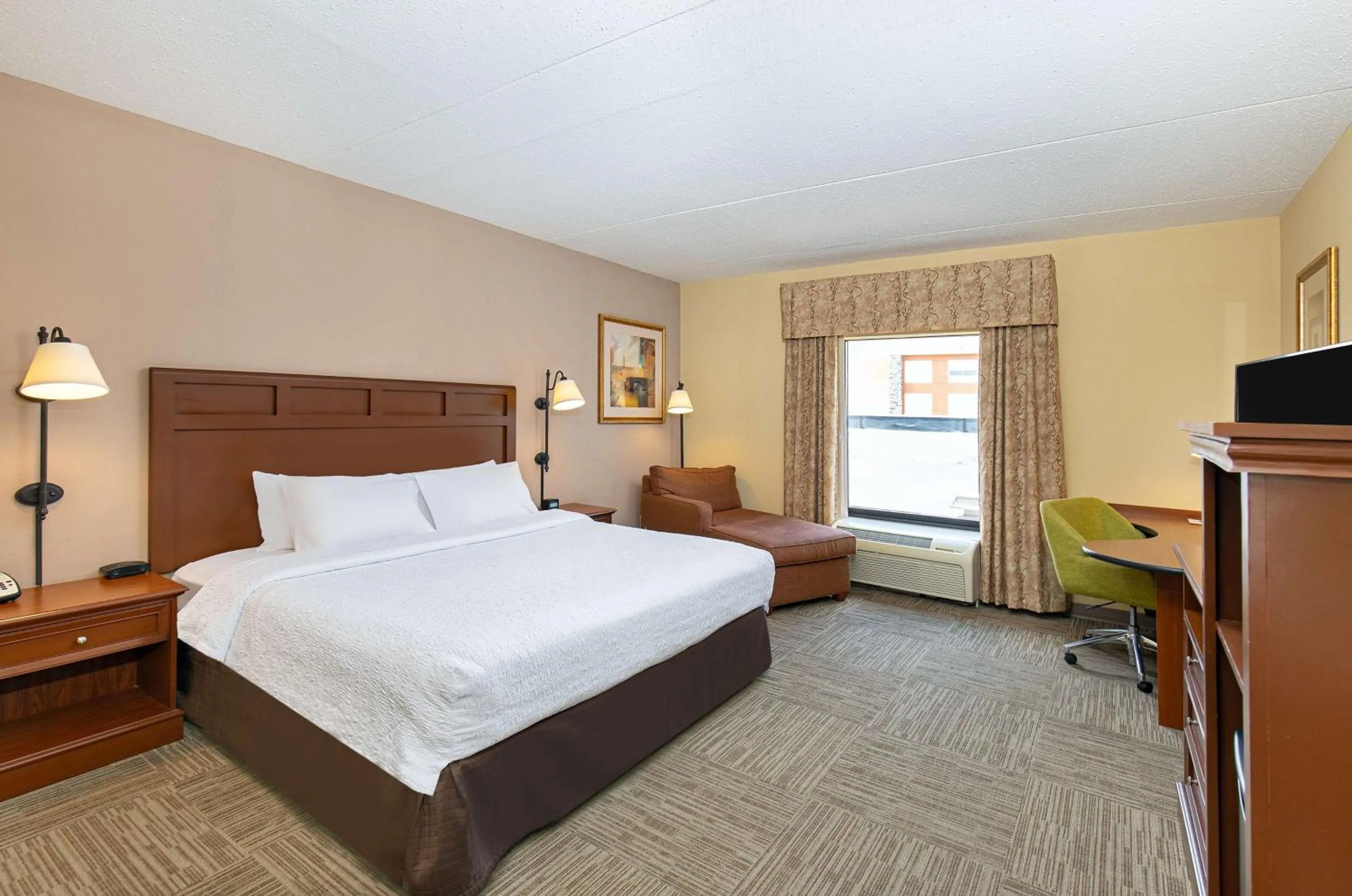 Bed in Hampton Inn & Suites Madisonville