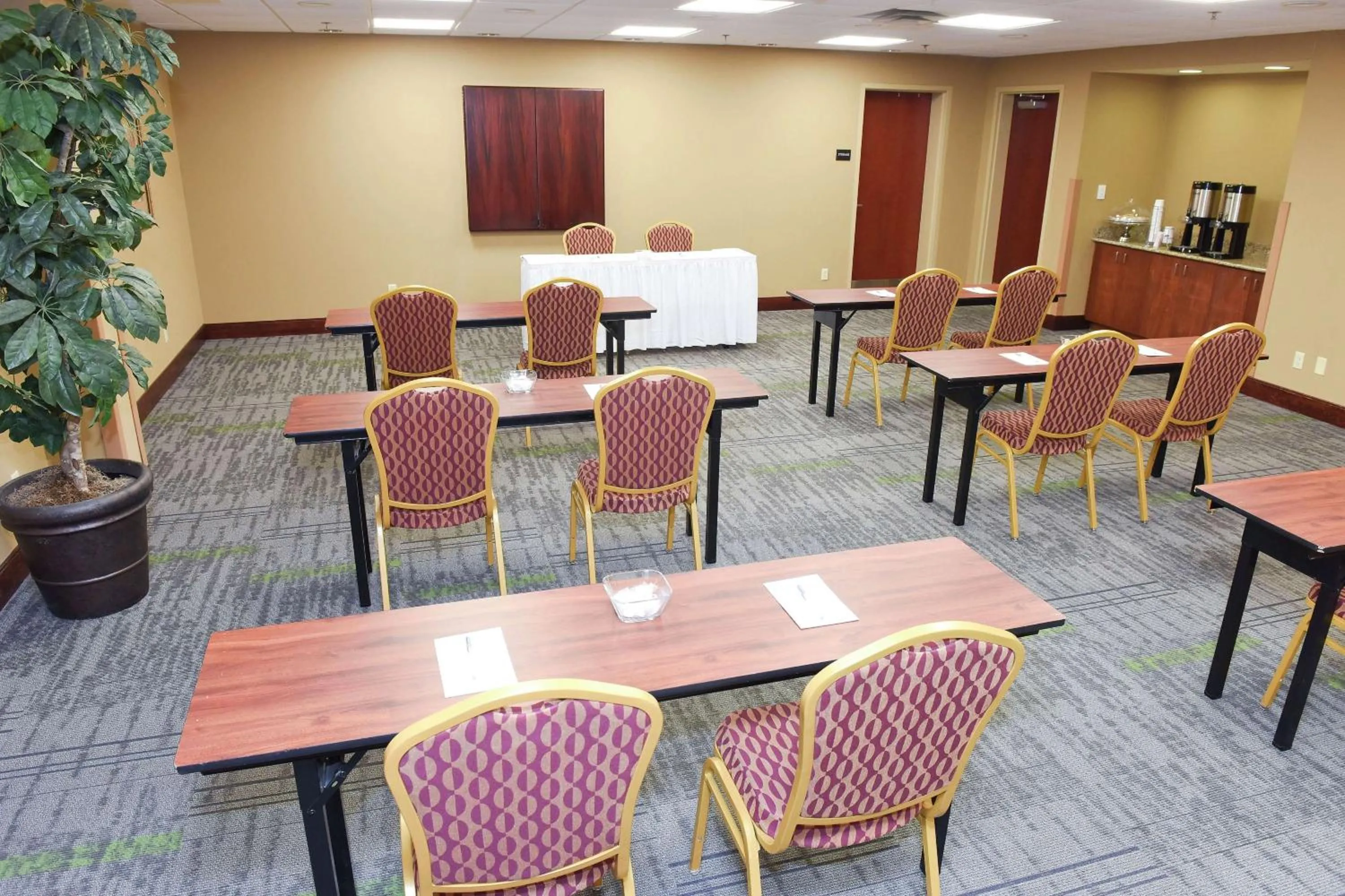 Meeting/conference room in Hampton Inn & Suites Madisonville