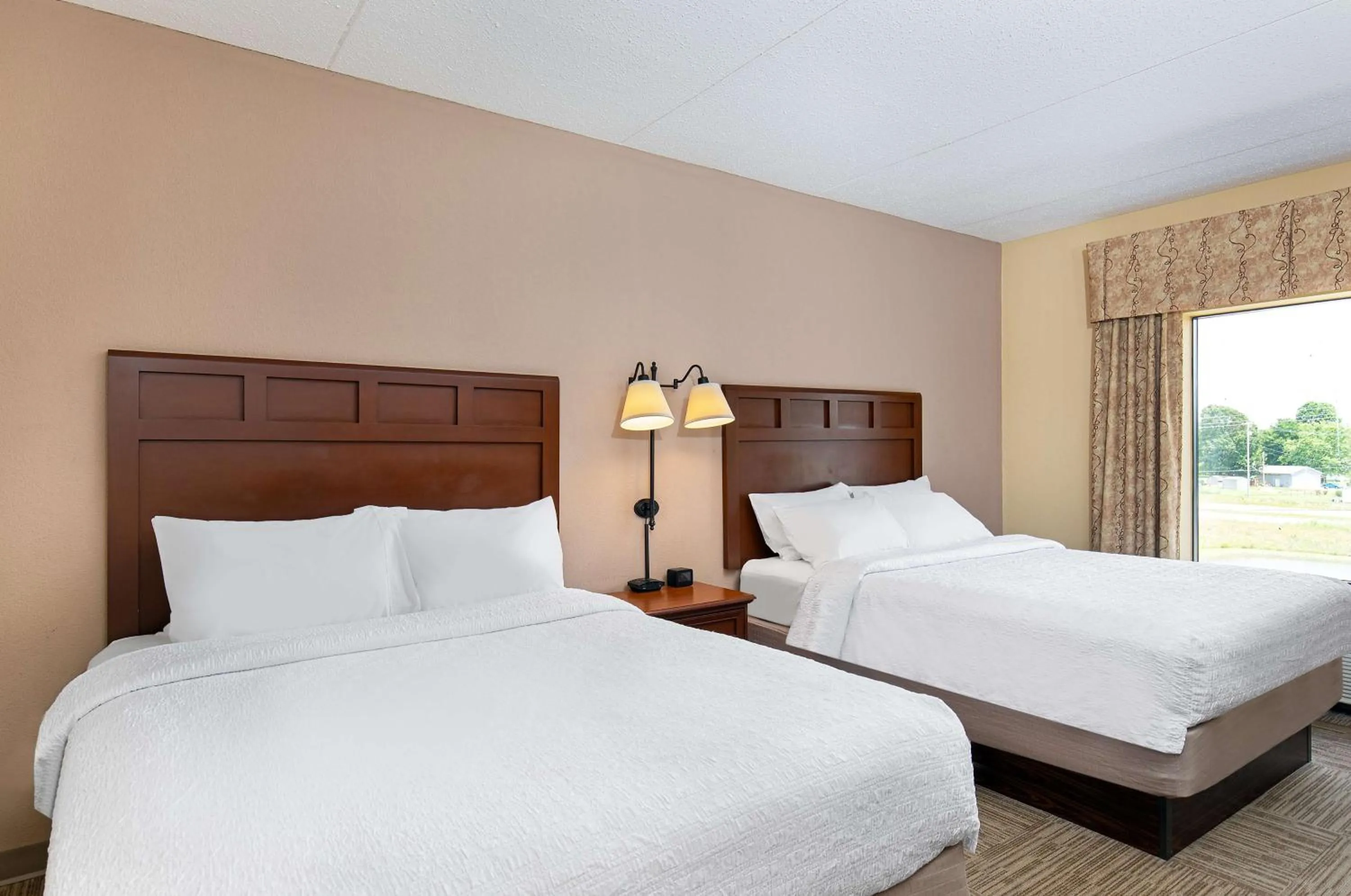 Bed in Hampton Inn & Suites Madisonville