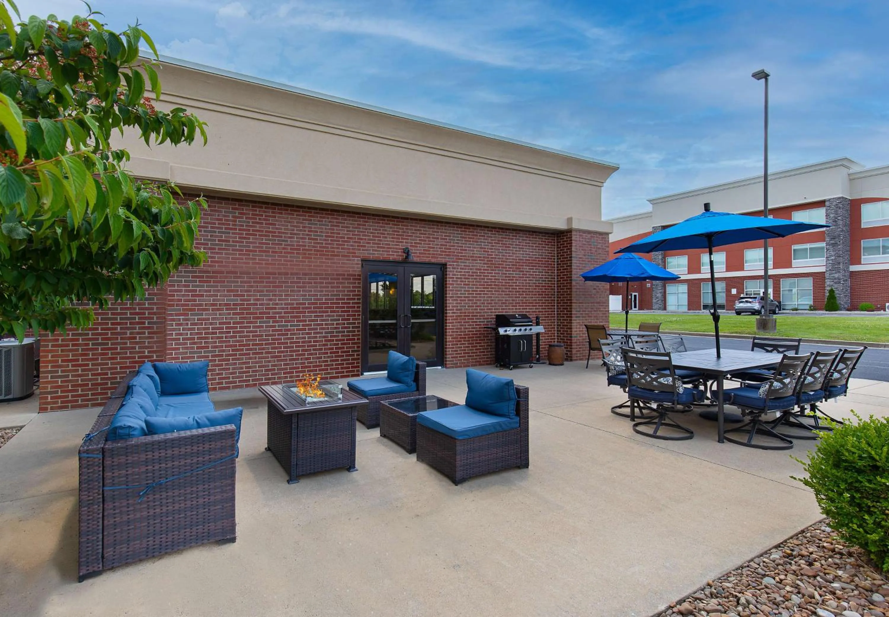 Patio in Hampton Inn & Suites Madisonville