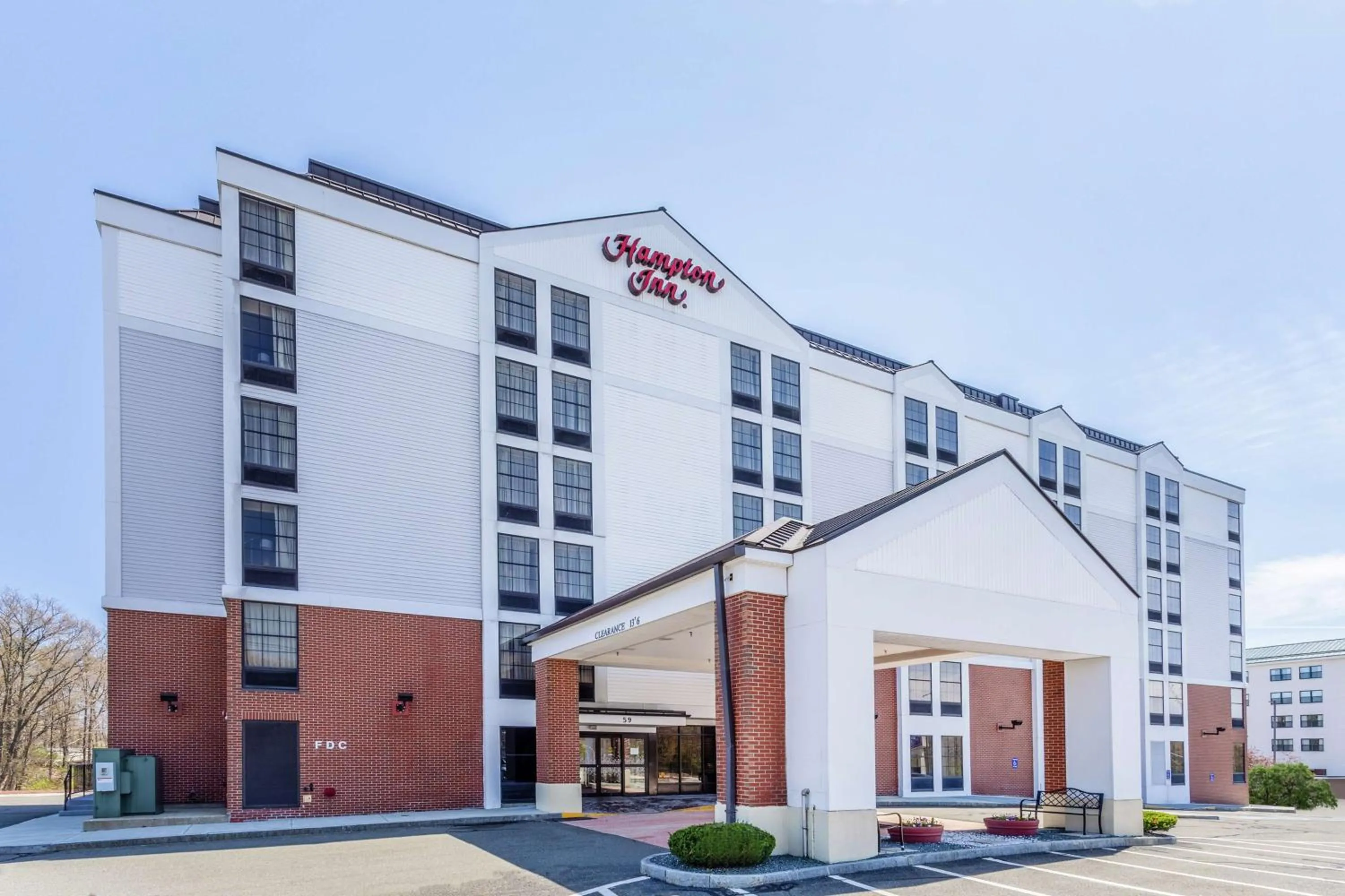 Property building in Hampton Inn Boston/Peabody