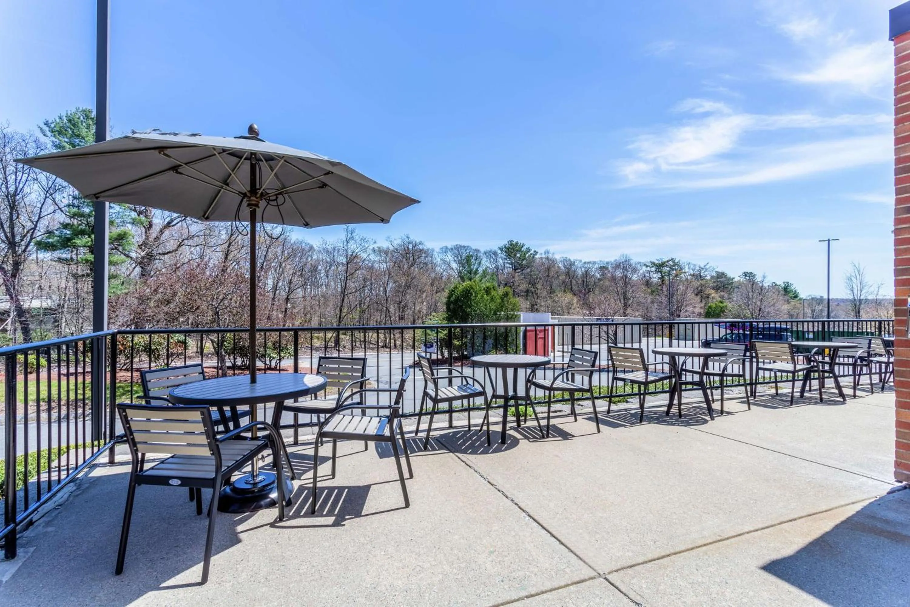 Patio in Hampton Inn Boston/Peabody
