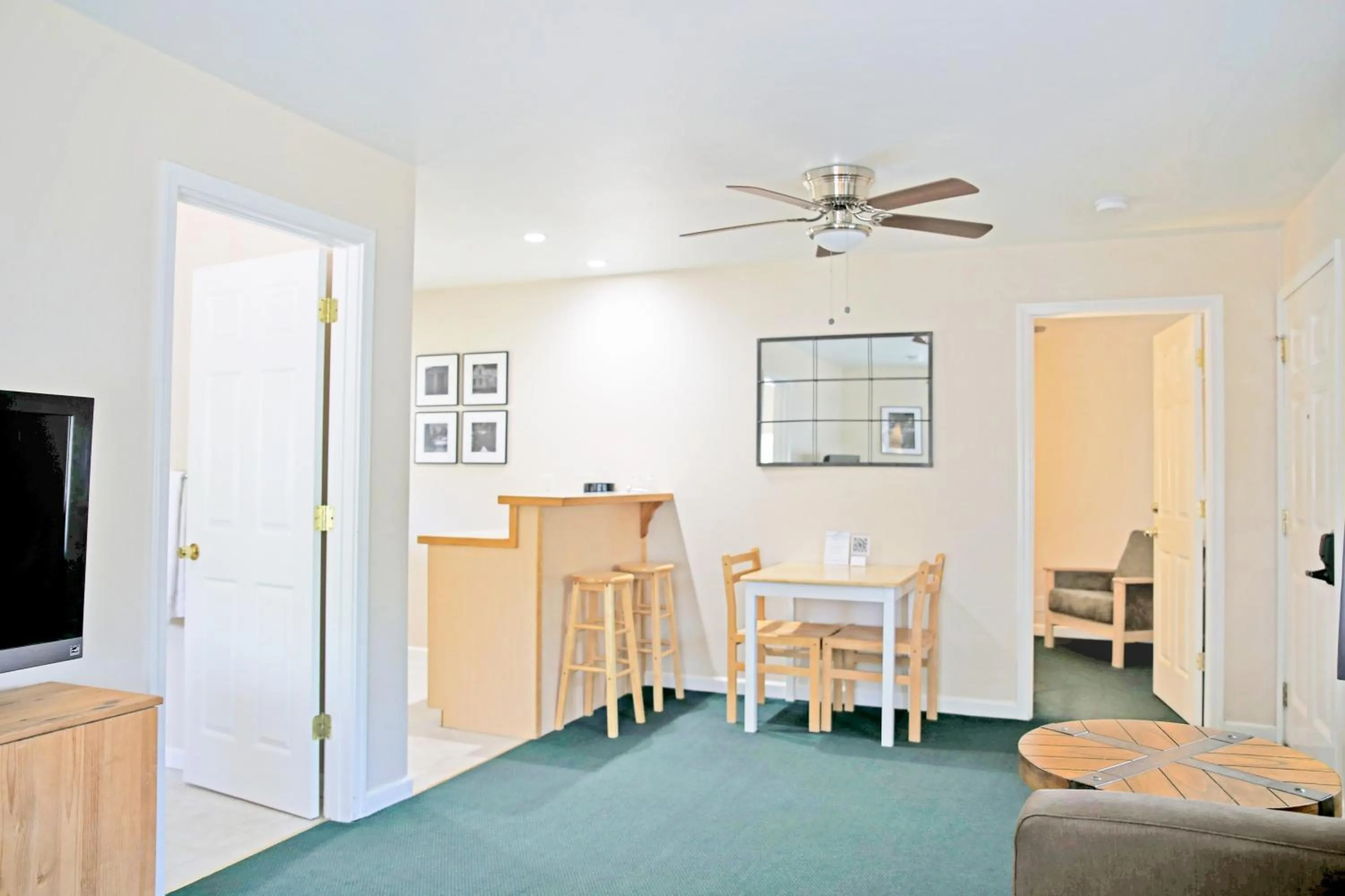 Living room in Sierra Mountain Inn