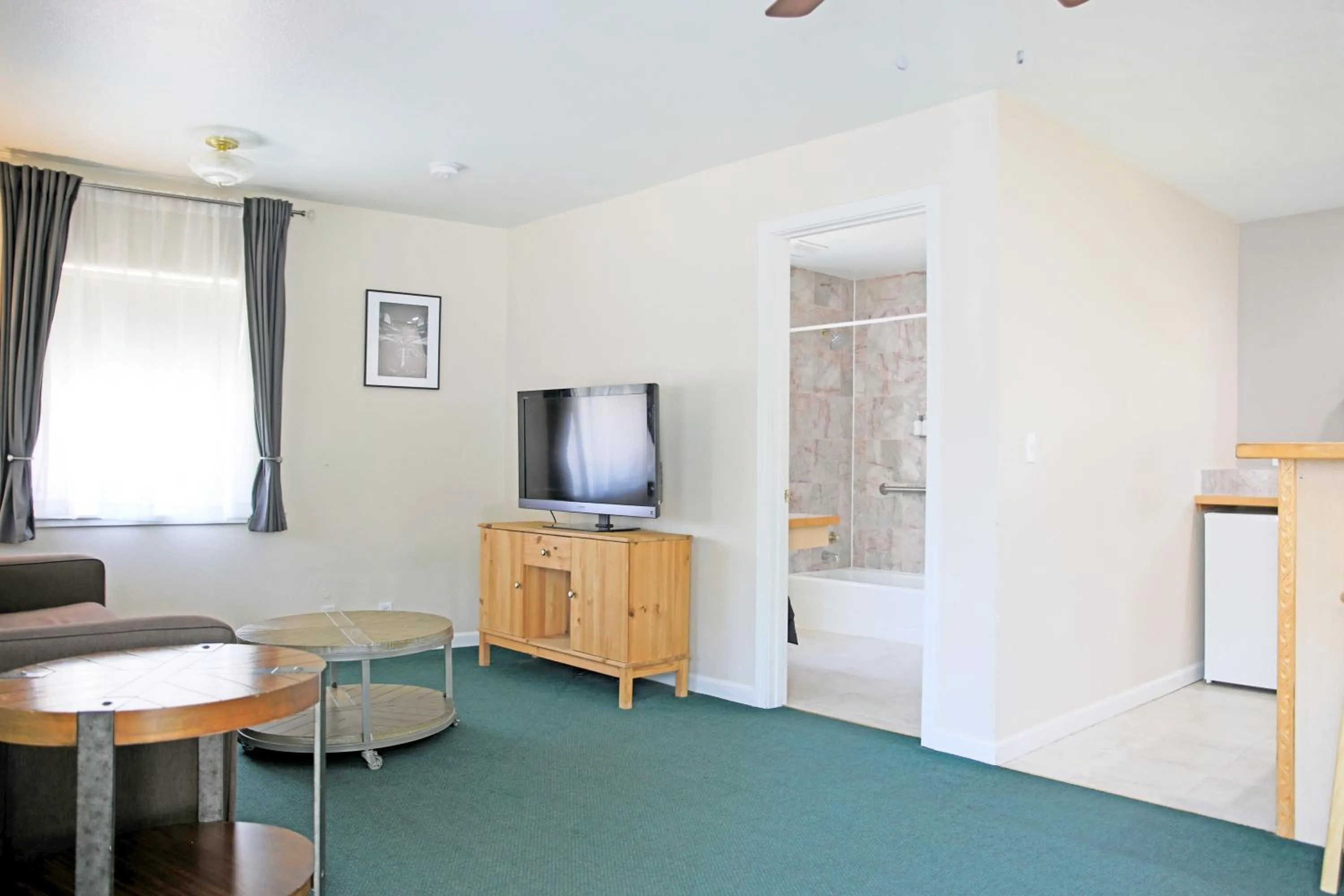 TV and multimedia in Sierra Mountain Inn