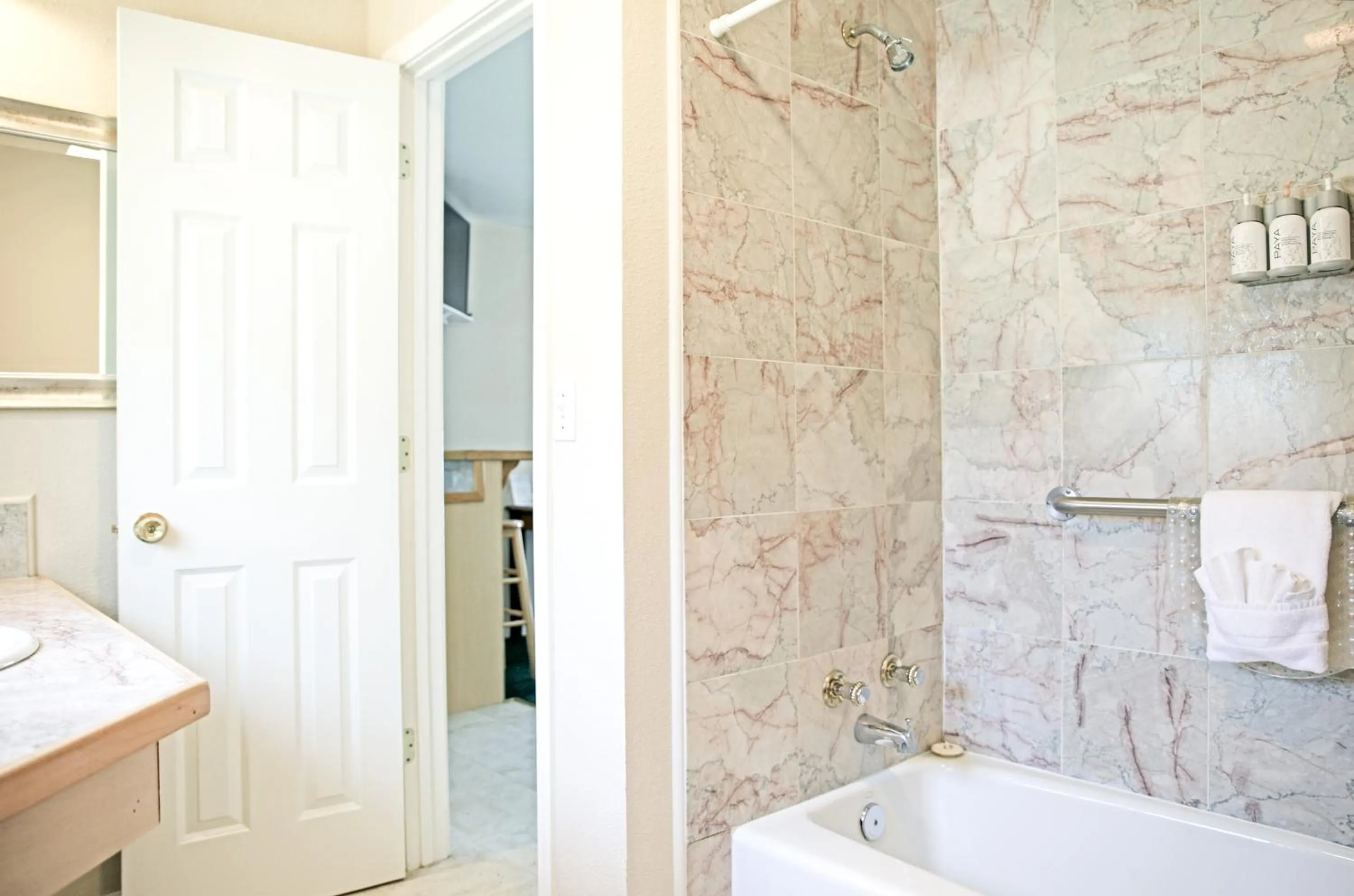 Shower in Sierra Mountain Inn