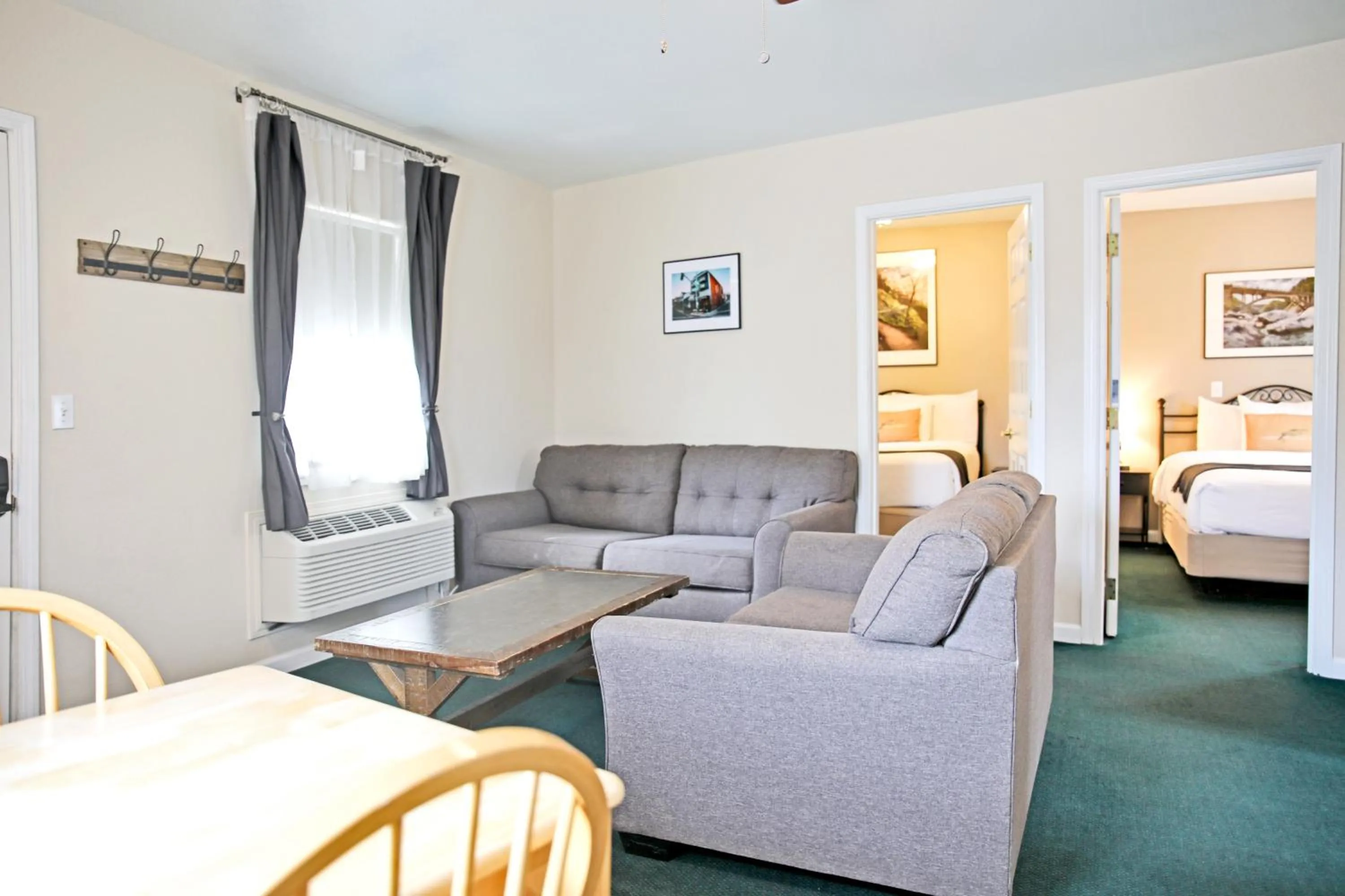 Living room, Bed in Sierra Mountain Inn