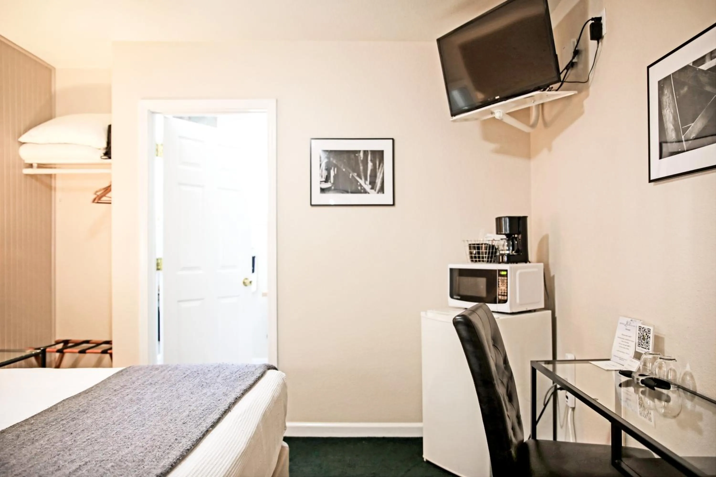 TV and multimedia, Bed in Sierra Mountain Inn