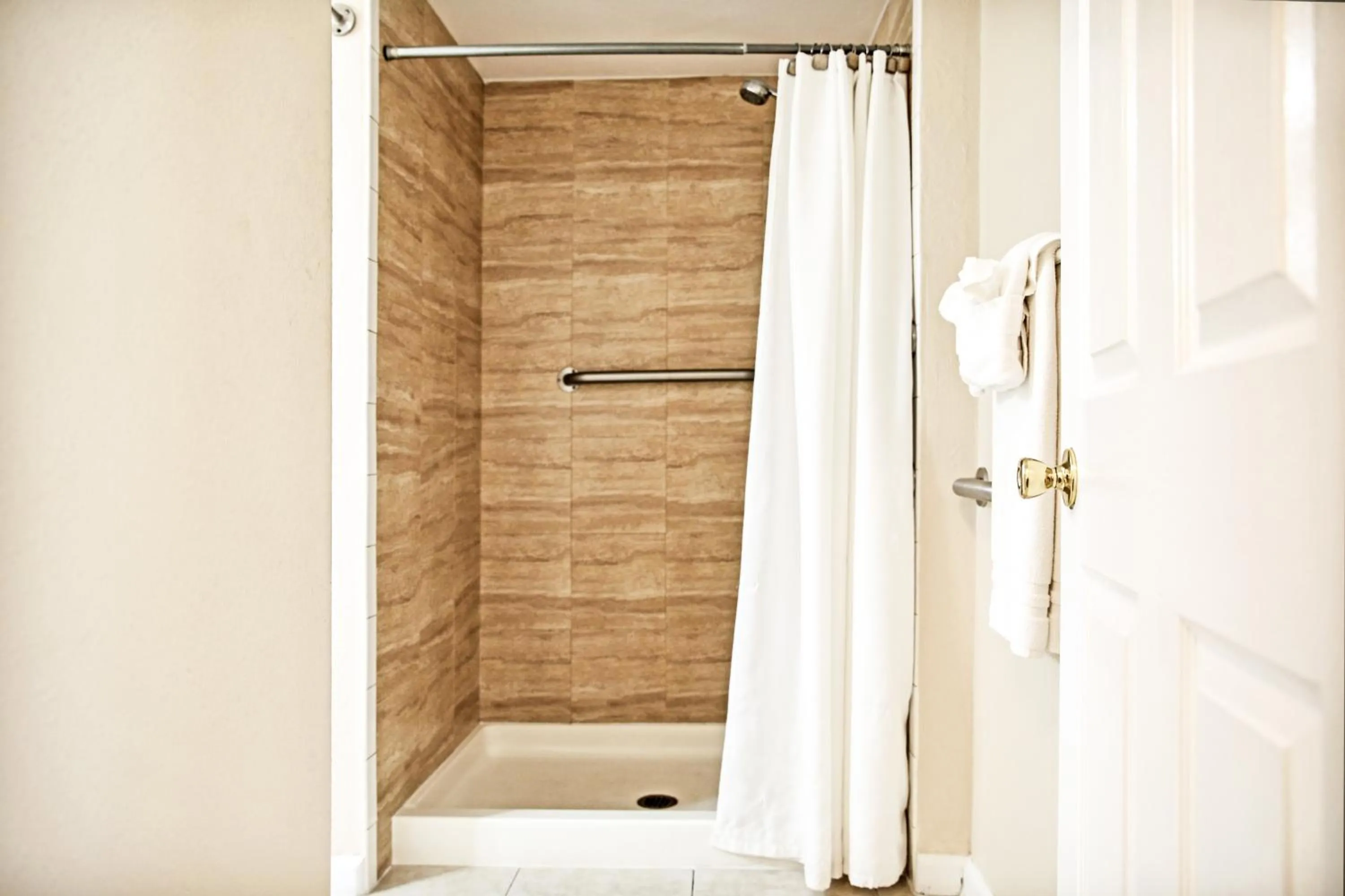 Shower in Sierra Mountain Inn