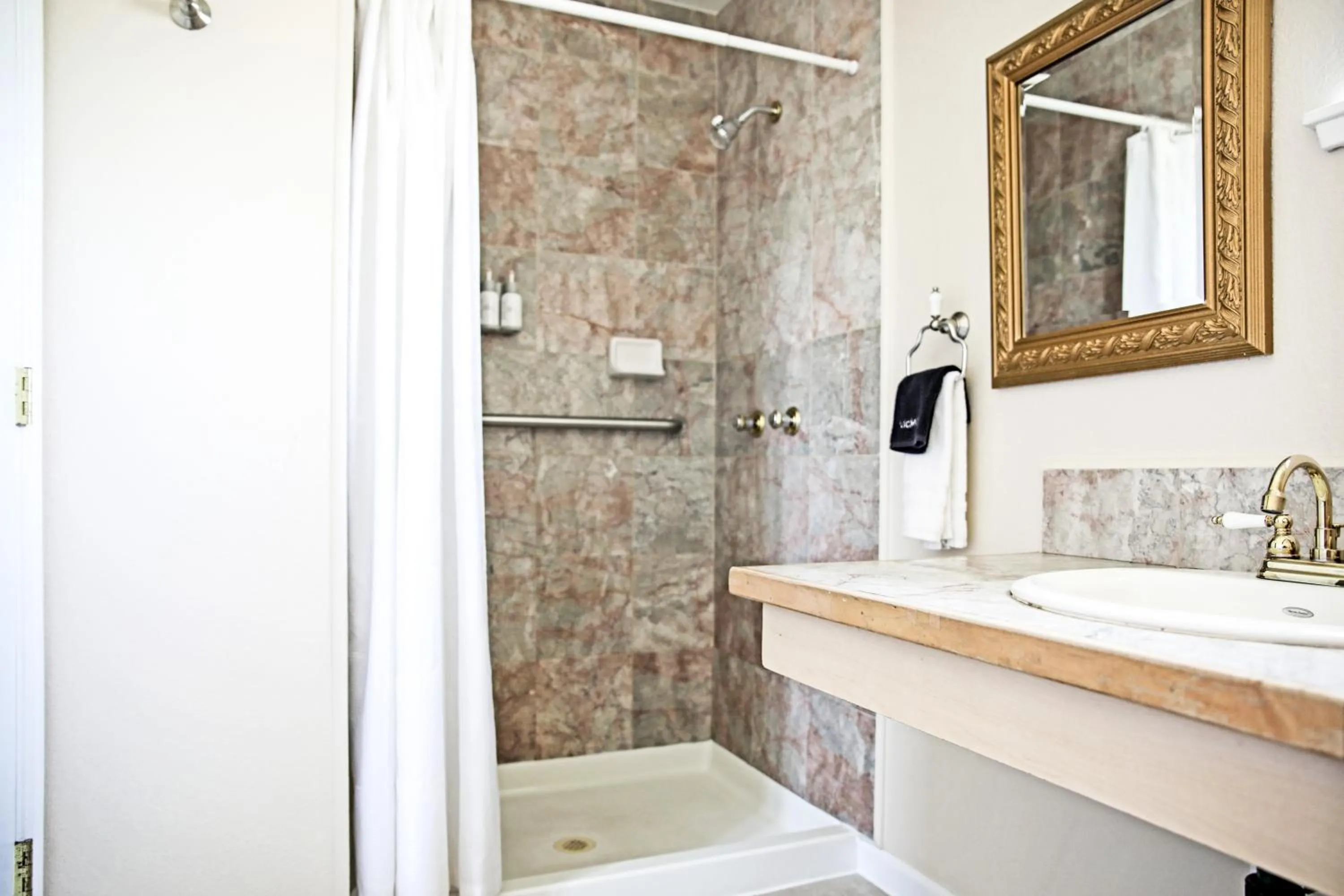 Bathroom in Sierra Mountain Inn