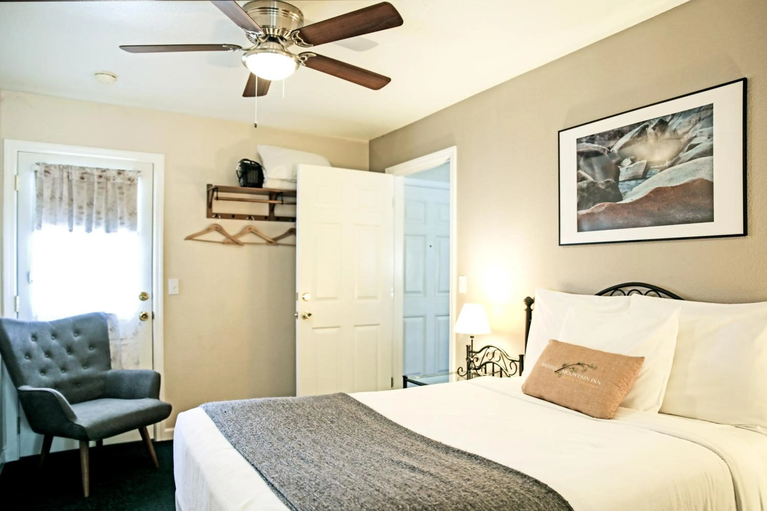 Bedroom, Bed in Sierra Mountain Inn