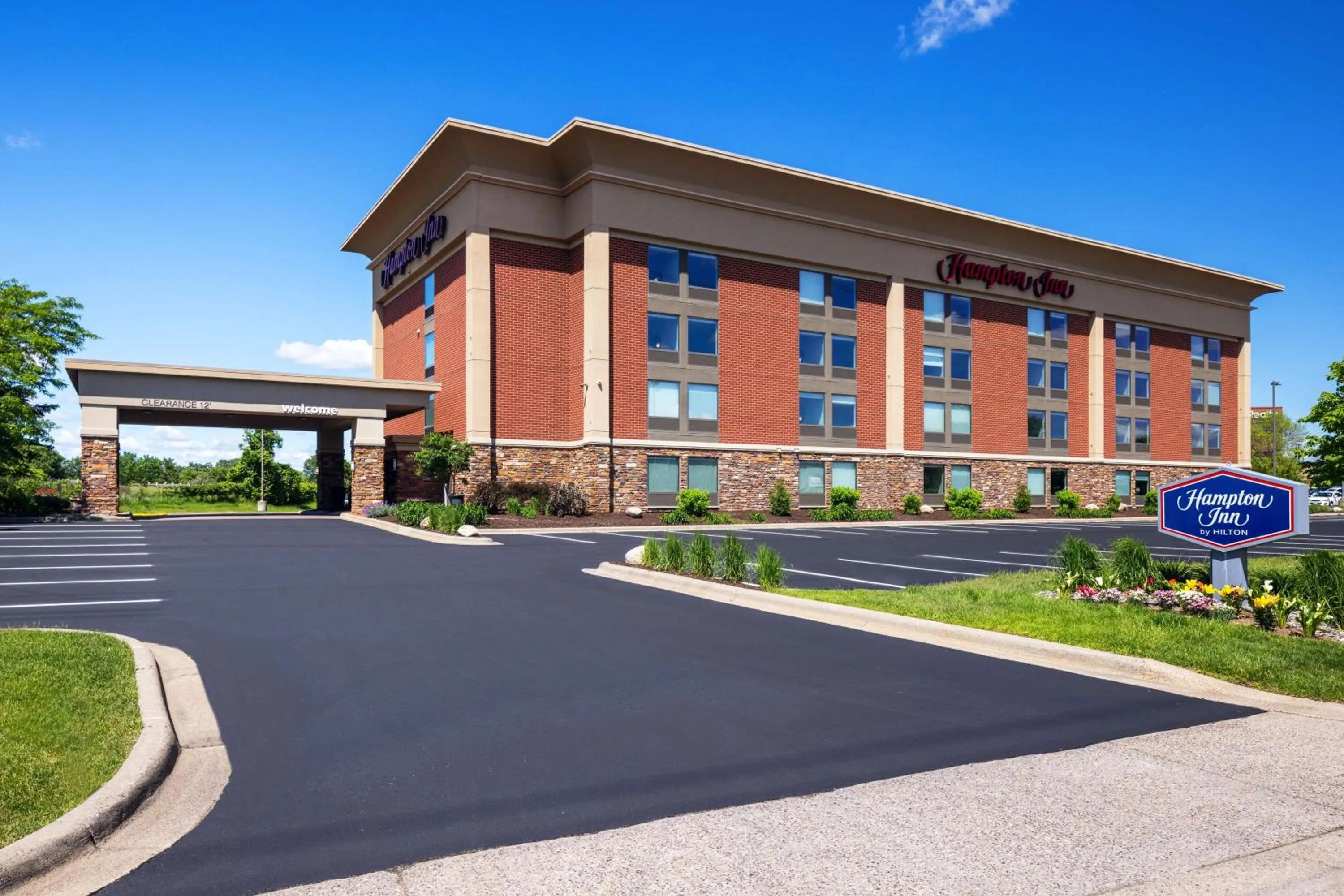 Property building in Hampton Inn Minneapolis Northwest Maple Grove