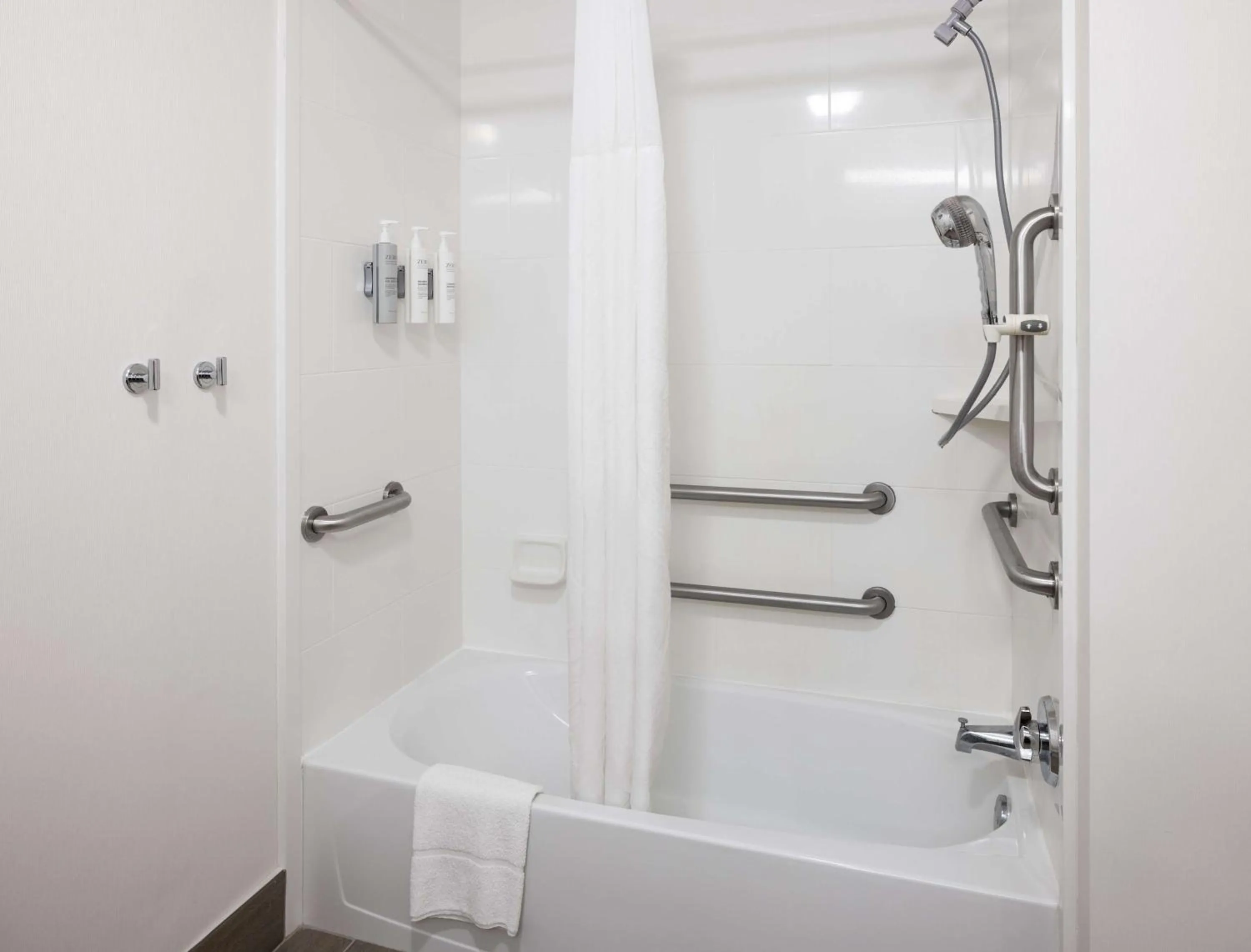 Bathroom in Hampton Inn Minneapolis Northwest Maple Grove