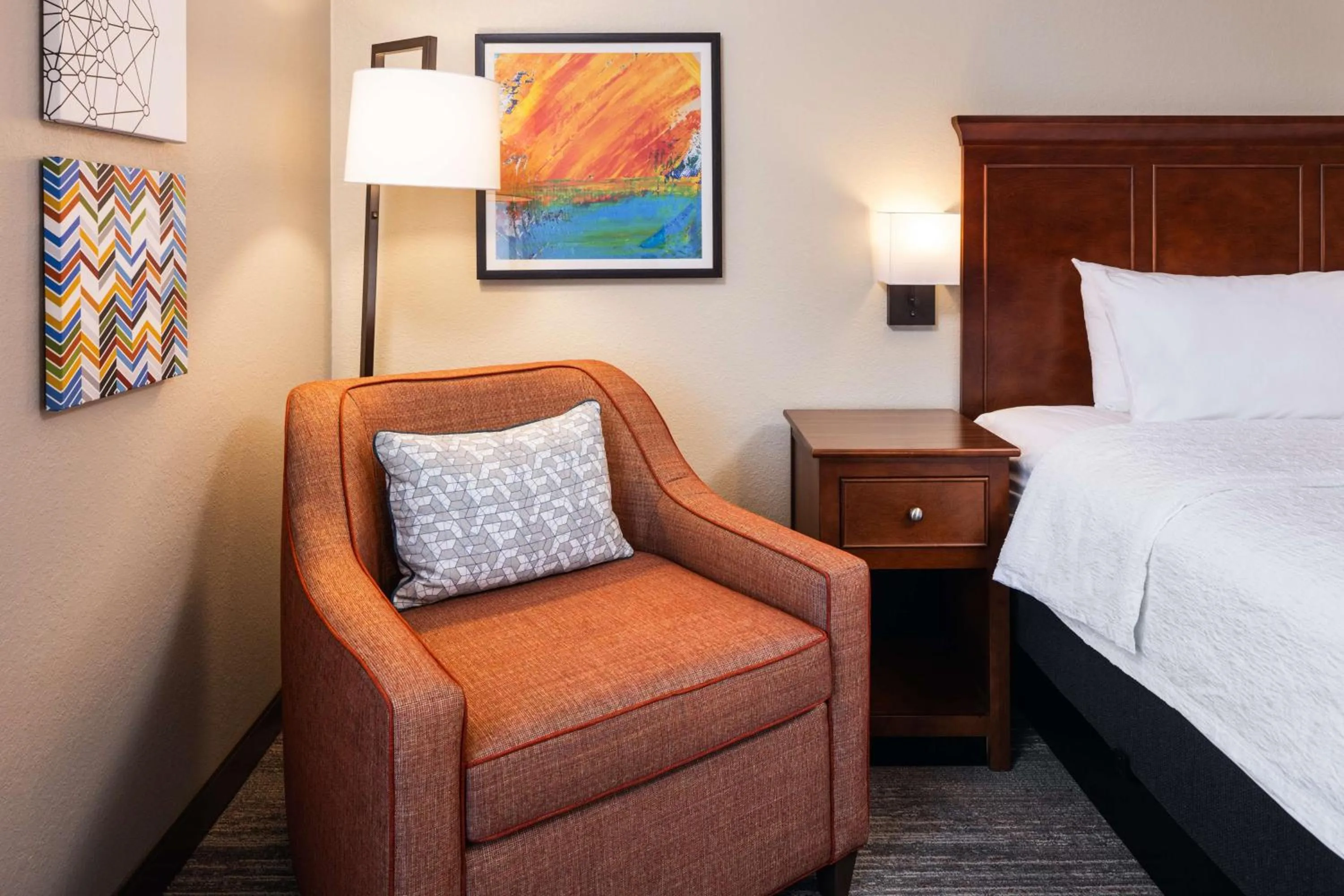 Seating area, Bed in Hampton Inn Minneapolis Northwest Maple Grove