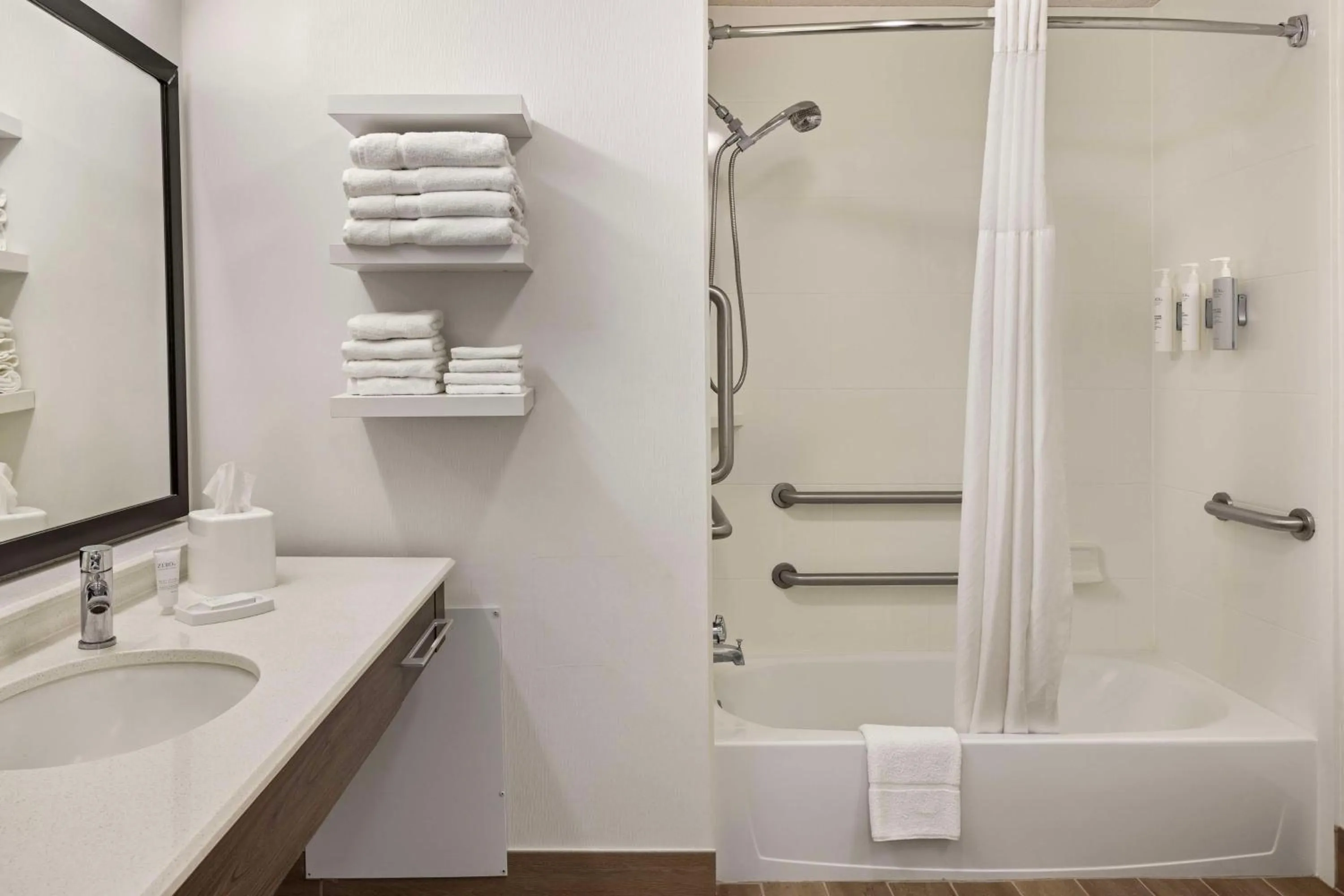 Shower in Hampton Inn Minneapolis Northwest Maple Grove