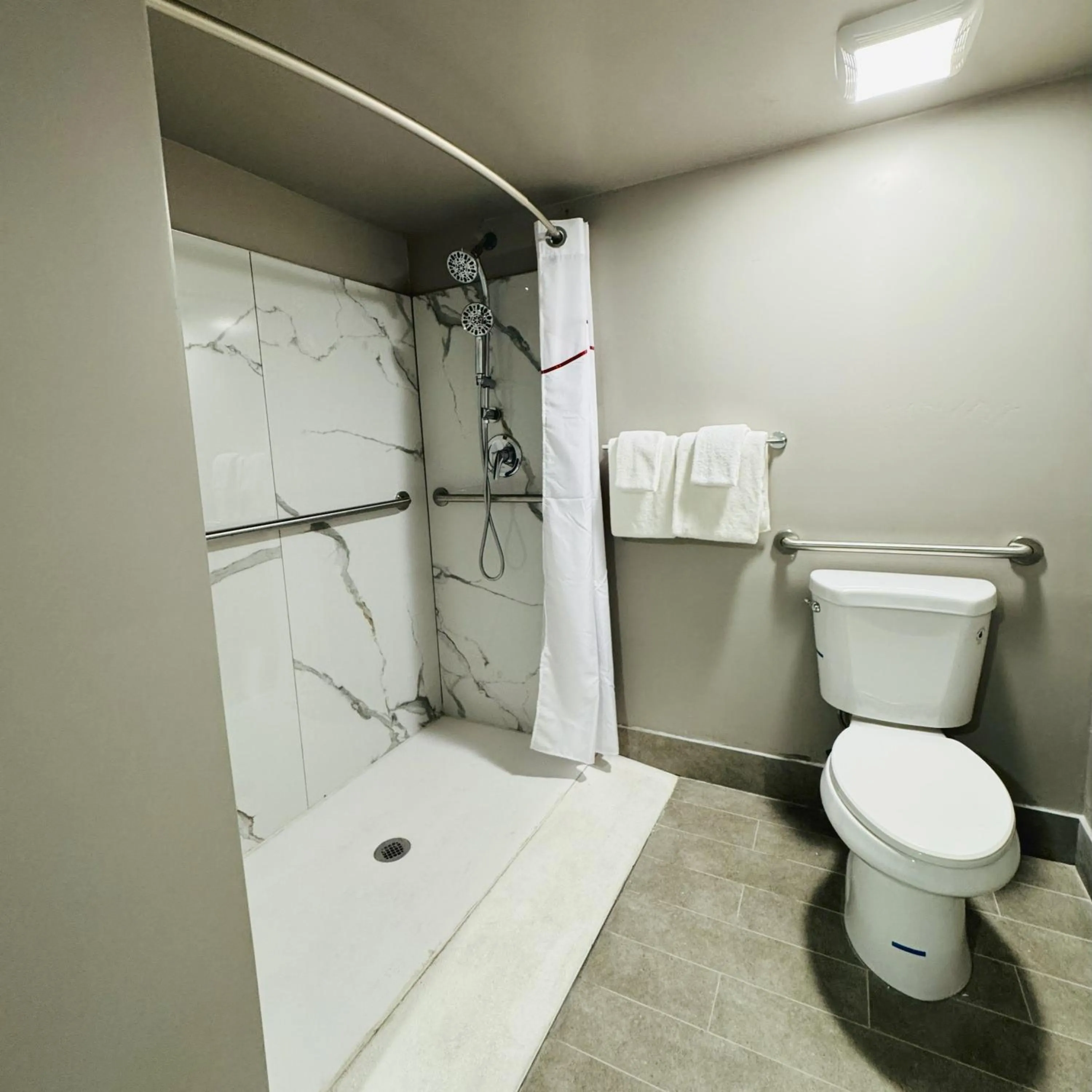 Bathroom in Red Roof Inn Miami, AZ