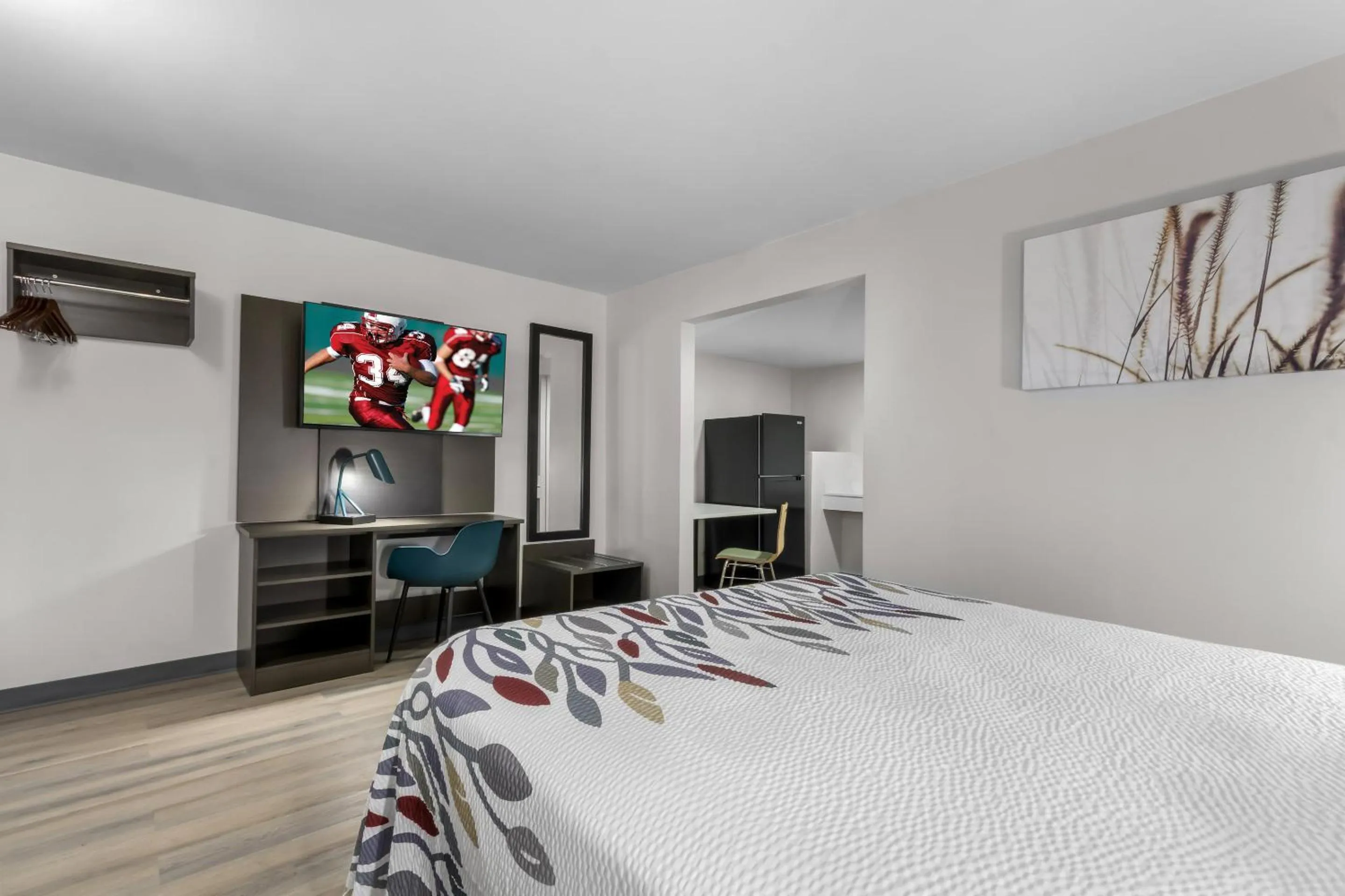 Photo of the whole room, Bed in Red Roof Inn Miami, AZ