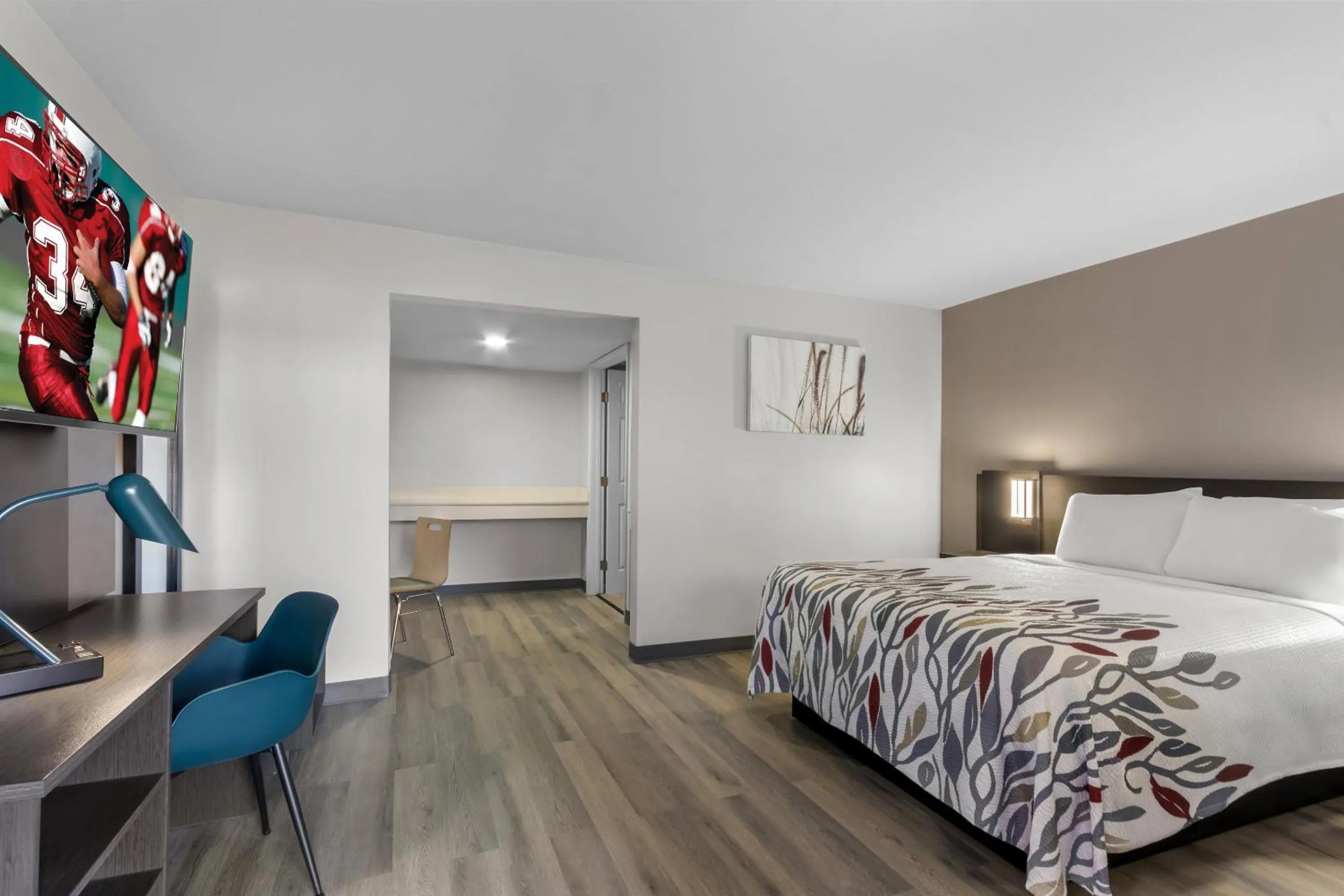 Photo of the whole room, Bed in Red Roof Inn Miami, AZ