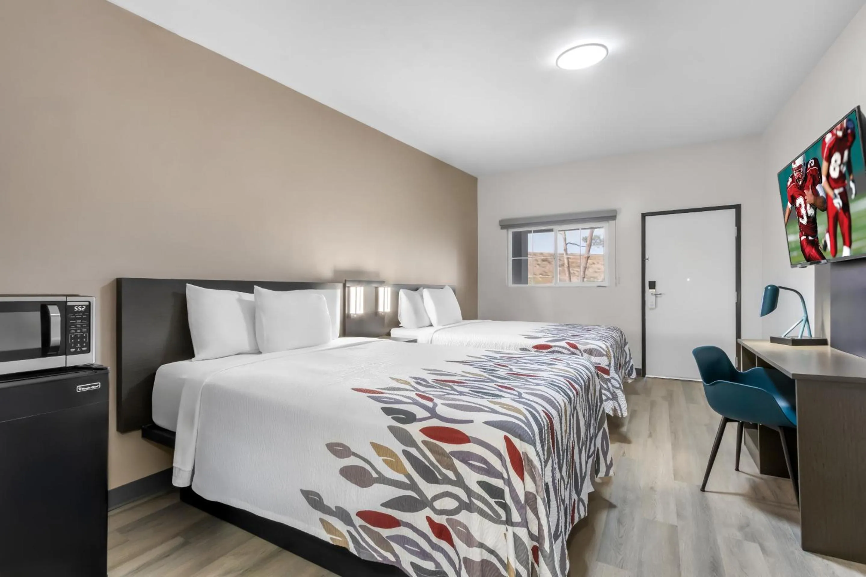 Photo of the whole room, Bed in Red Roof Inn Miami, AZ