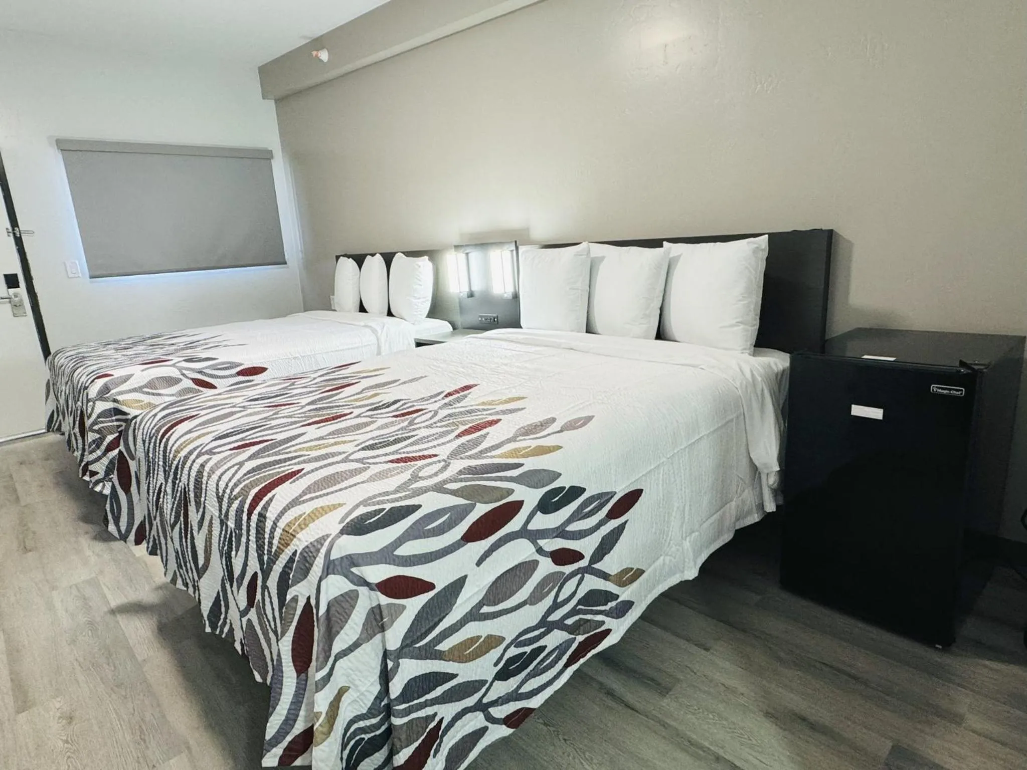 Photo of the whole room, Bed in Red Roof Inn Miami, AZ