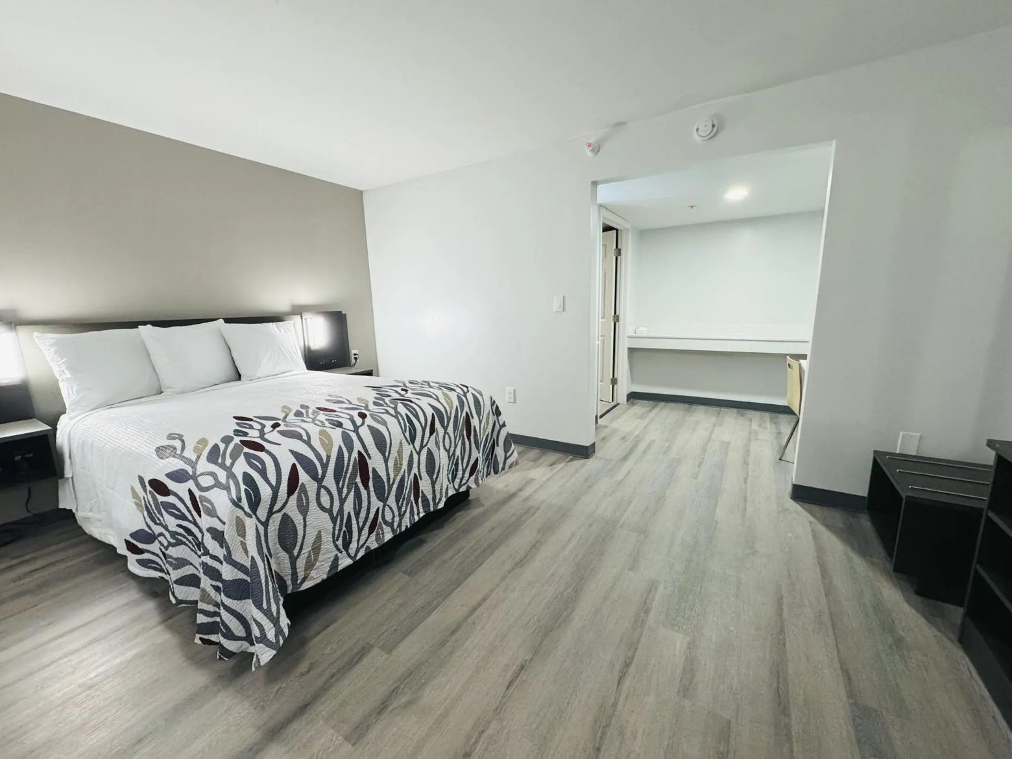 Photo of the whole room, Bed in Red Roof Inn Miami, AZ