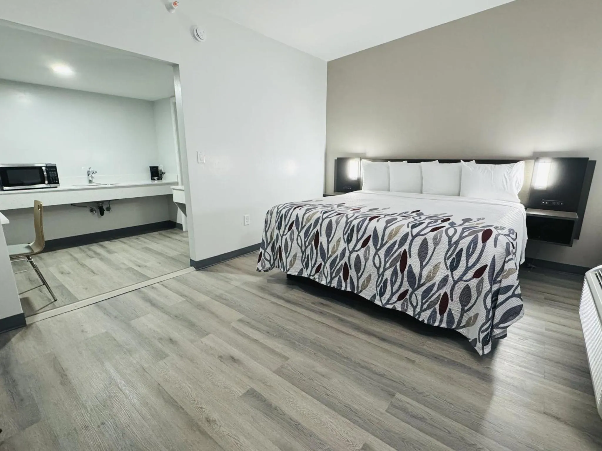 Photo of the whole room, Bed in Red Roof Inn Miami, AZ