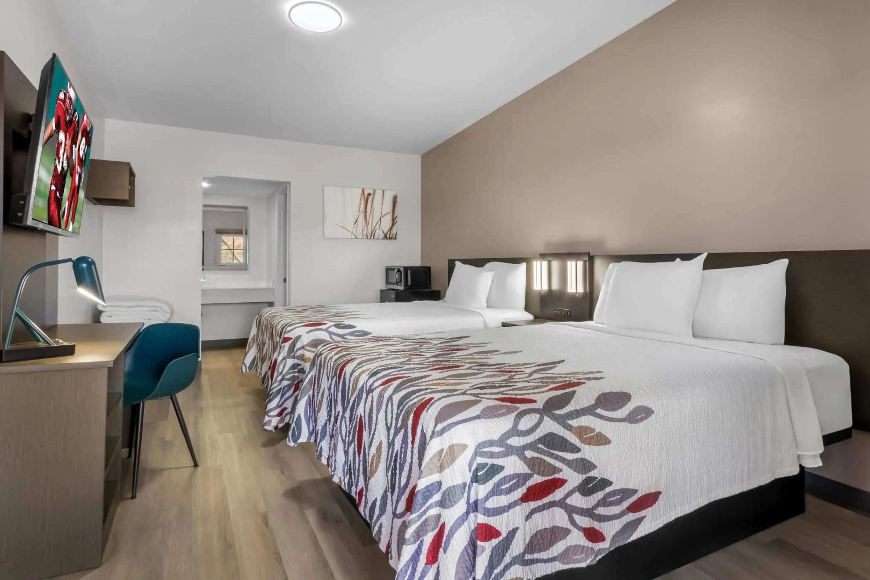 Photo of the whole room, Bed in Red Roof Inn Miami, AZ