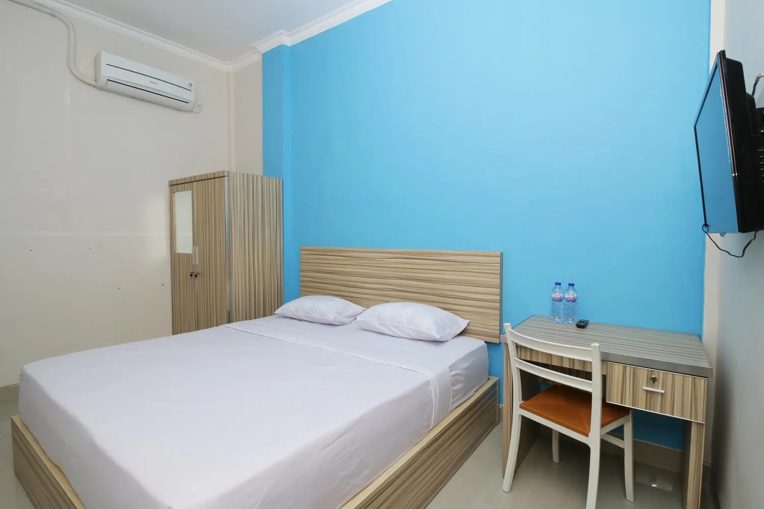 Bed in RedDoorz near Jalan Kolonel Haji Burlian Palembang