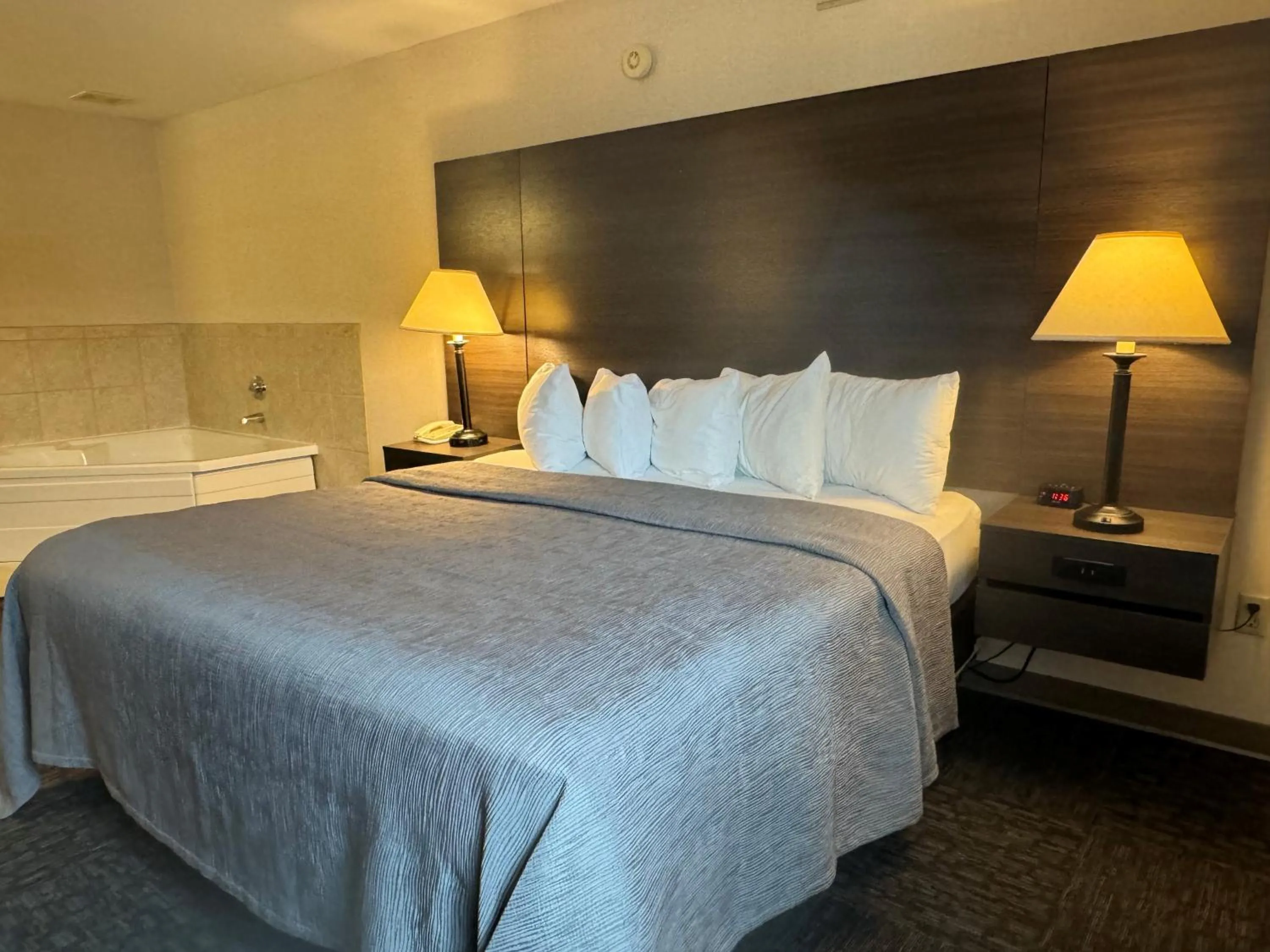 Bedroom, Bed in Quality Inn Spearfish I-90