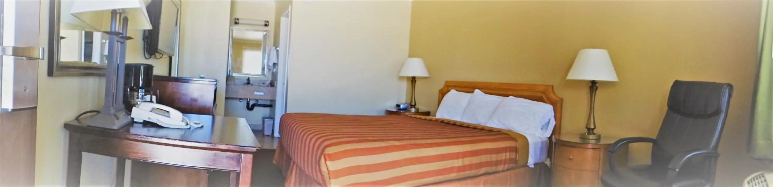 Photo of the whole room, Bed in Executive Inn Mojave