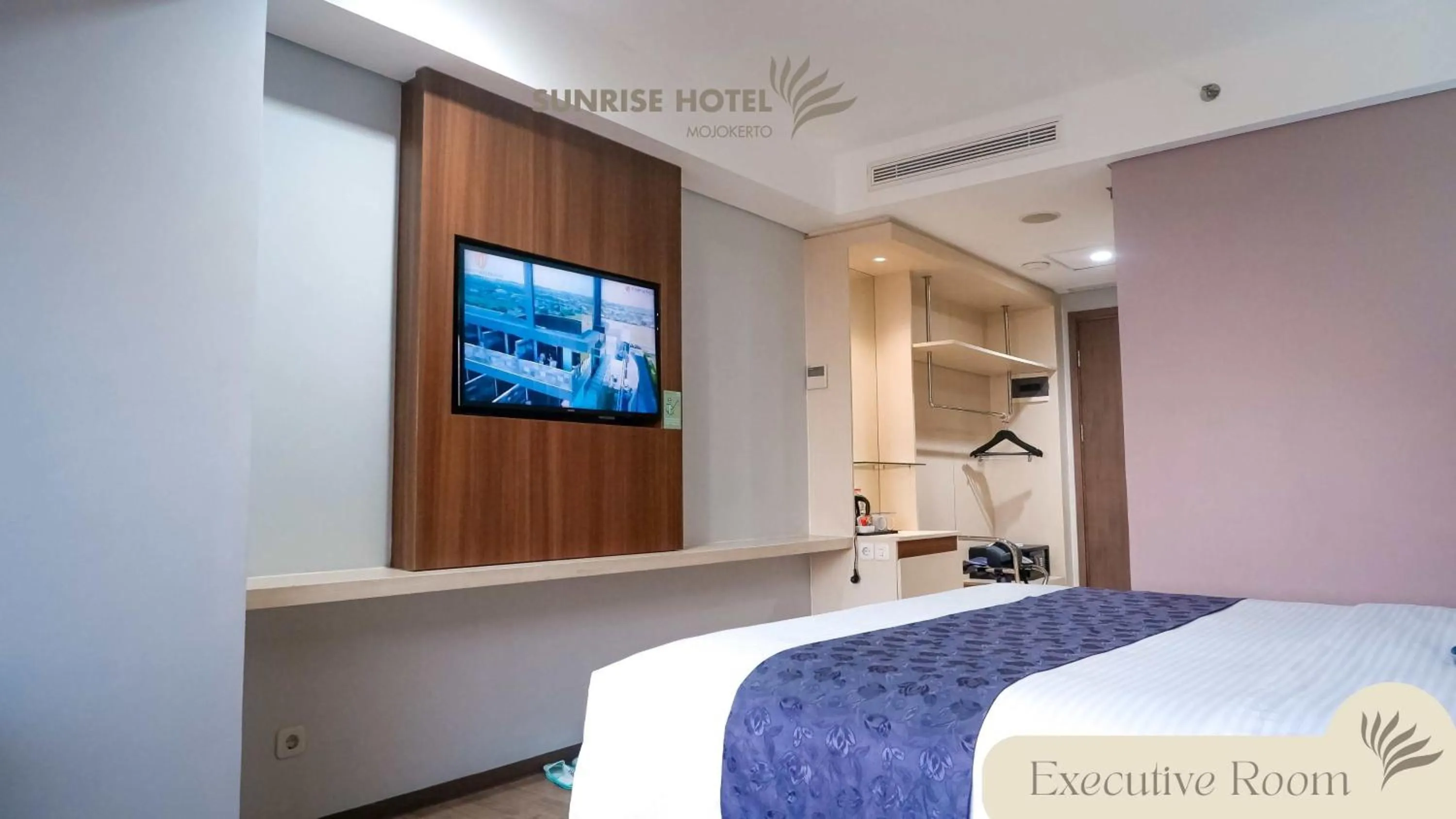 Bed in Sunrise Hotel Mojokerto