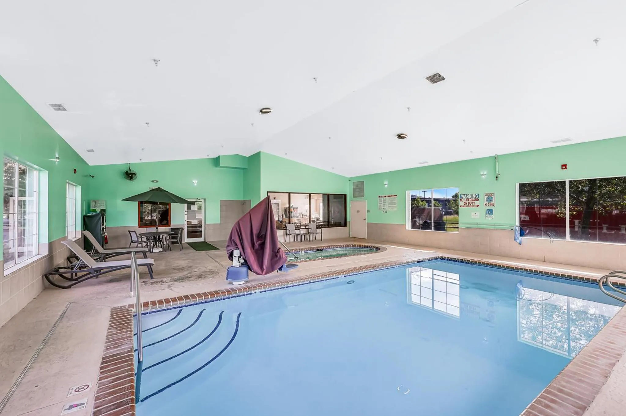 Swimming pool in Quality Inn & Suites of Liberty Lake