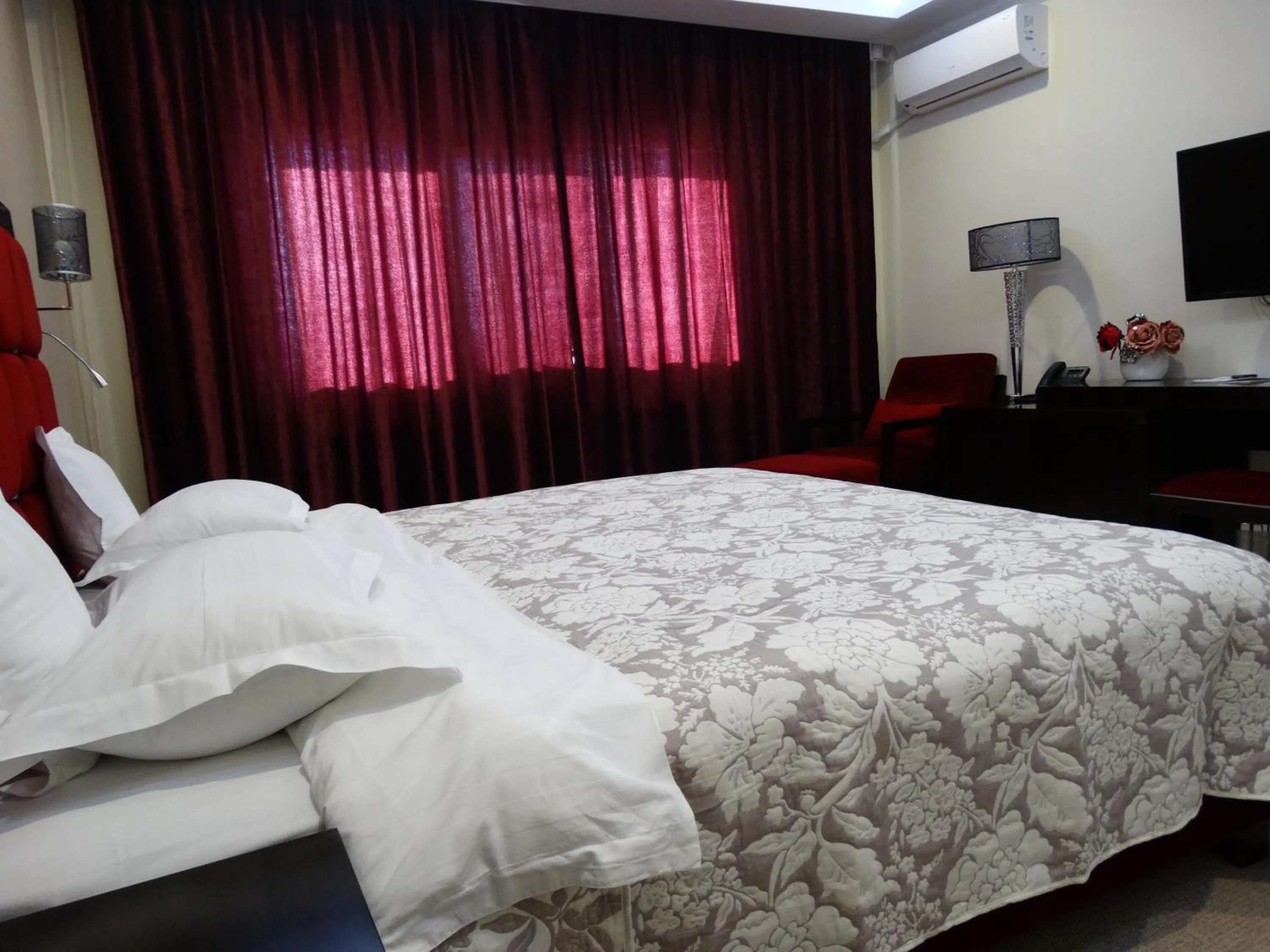 Bed in Hotel Terra Iasi