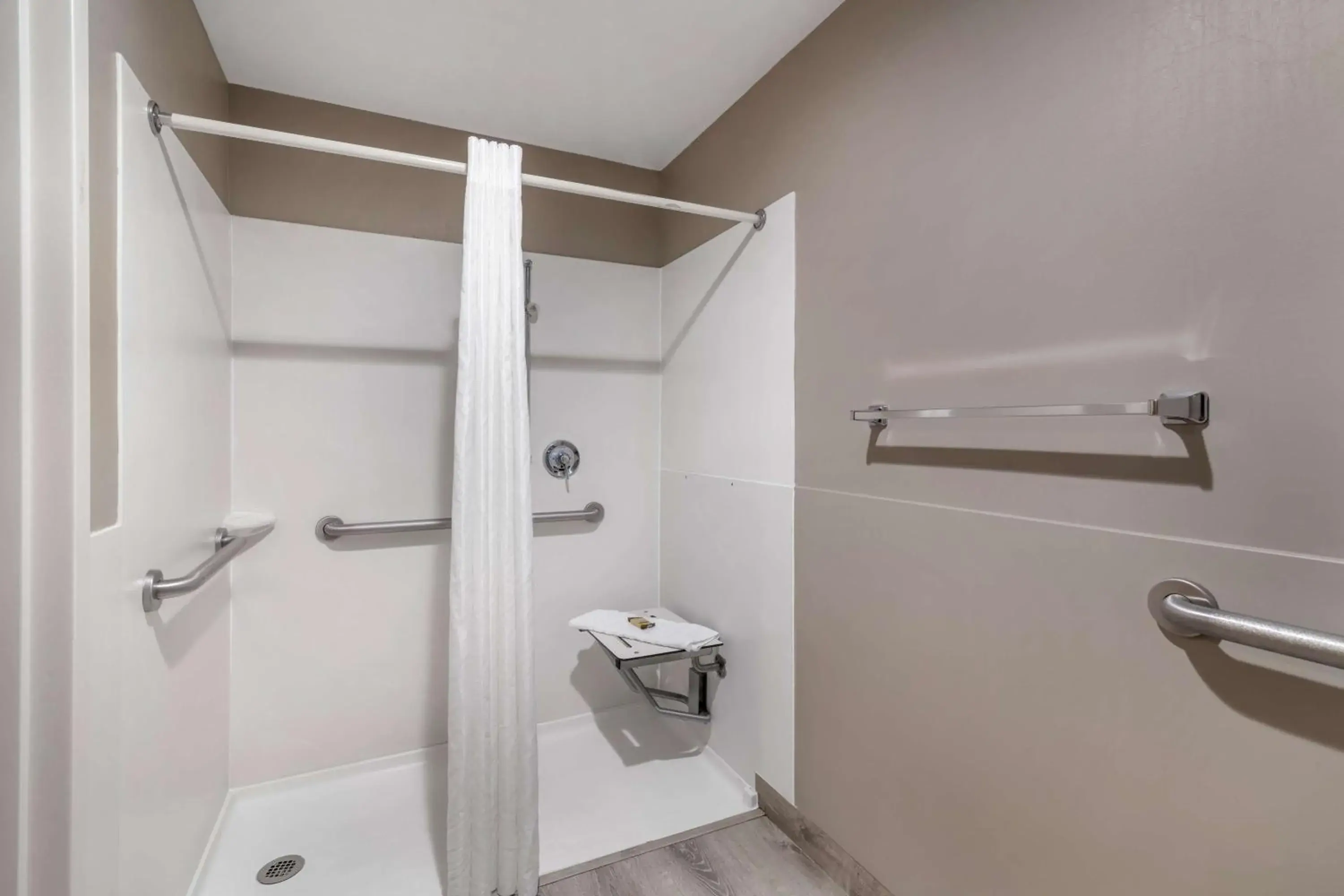 King Room with Roll-In Shower - Disability Access in Best Western PLUS Executive Court Inn & Conference Center King Room with Roll-In Shower - Disability Access in Best Western PLUS Executive Court Inn & Conference Center