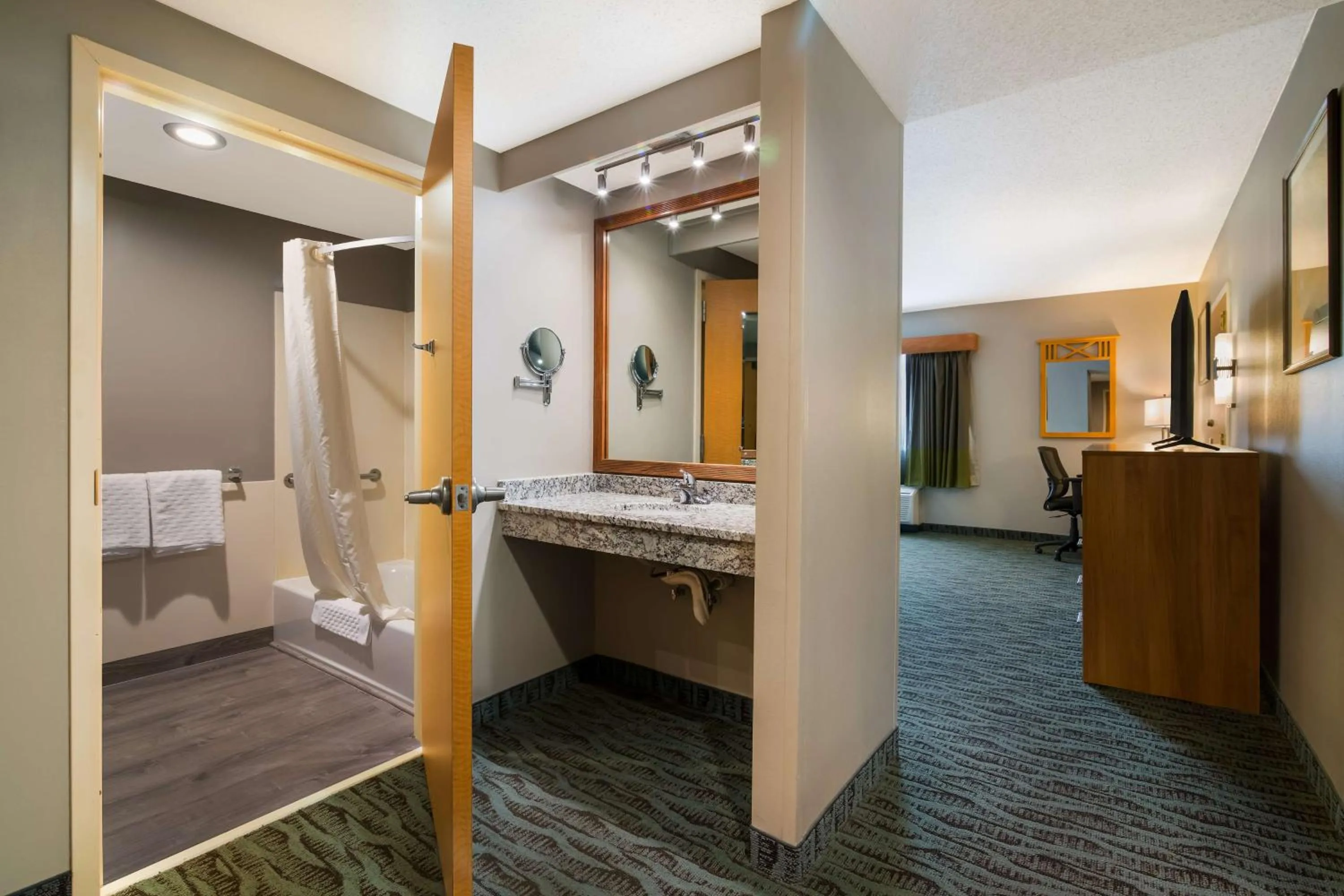 Bathroom, Bed in Best Western PLUS Executive Court Inn & Conference Center
