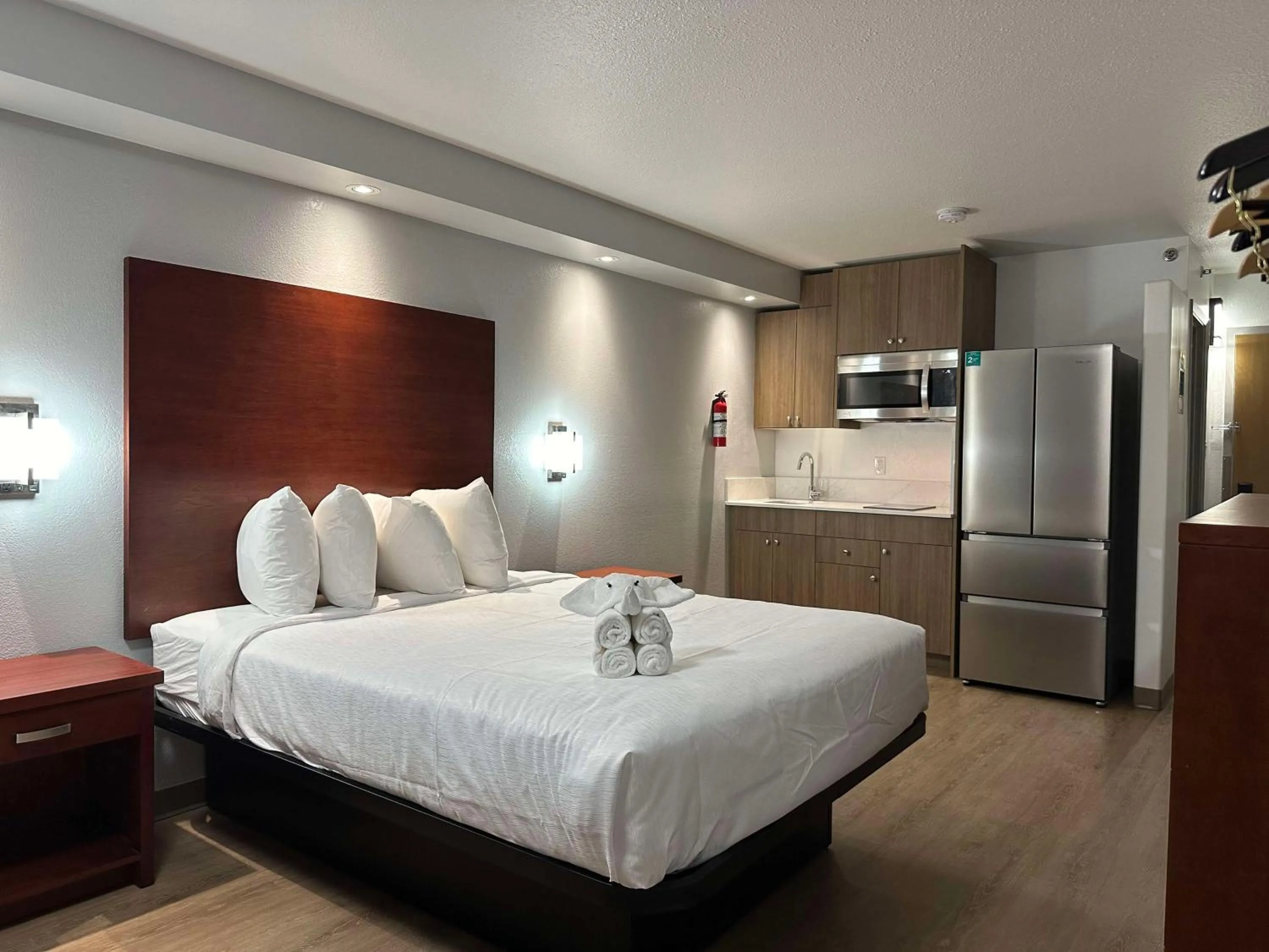 Bedroom, Bed in SureStay Plus by Best Western Brooks