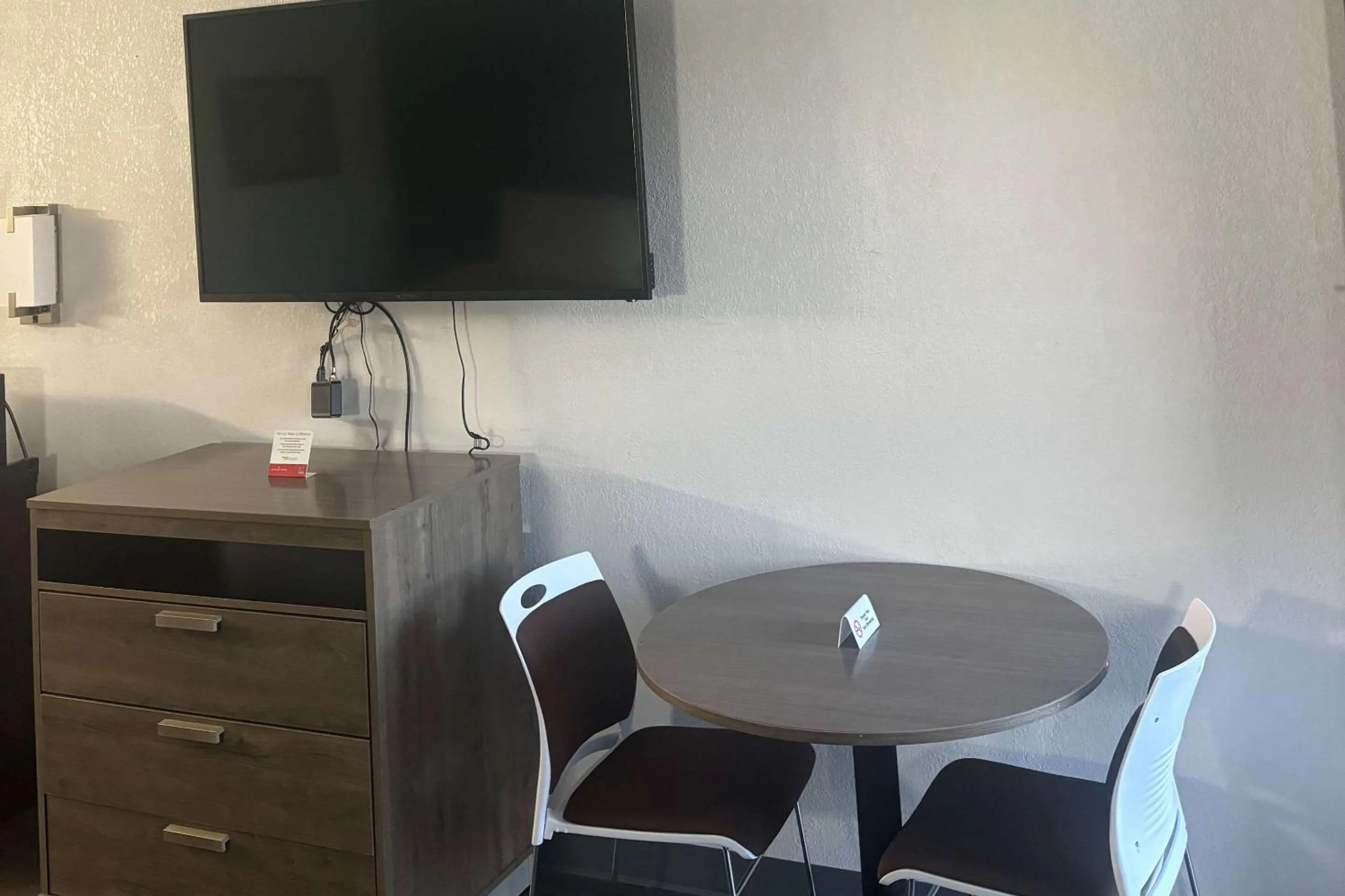 Bedroom in Econo Lodge Calhoun South