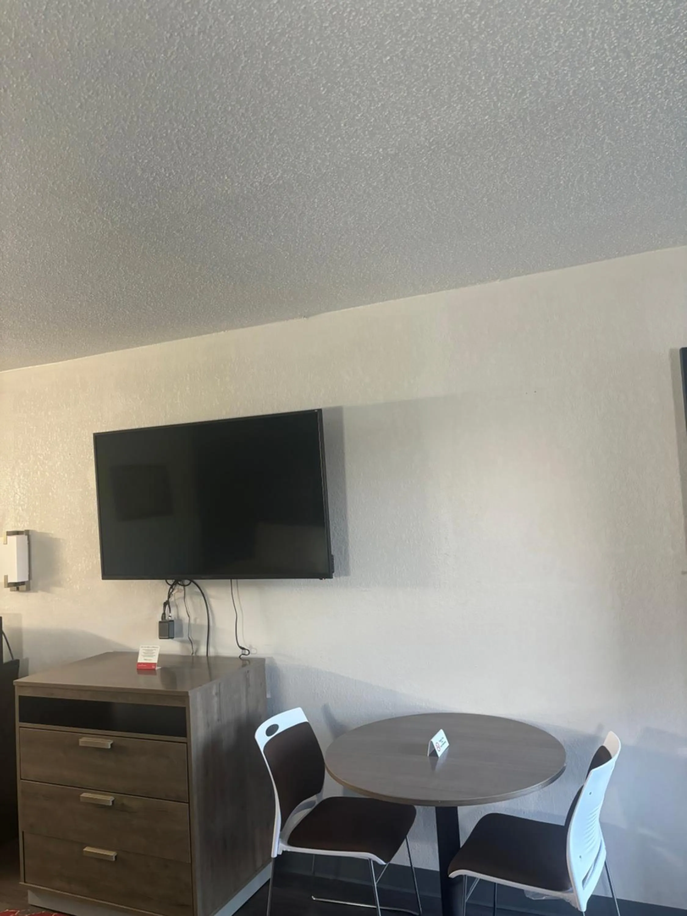 TV and multimedia in Econo Lodge Calhoun South