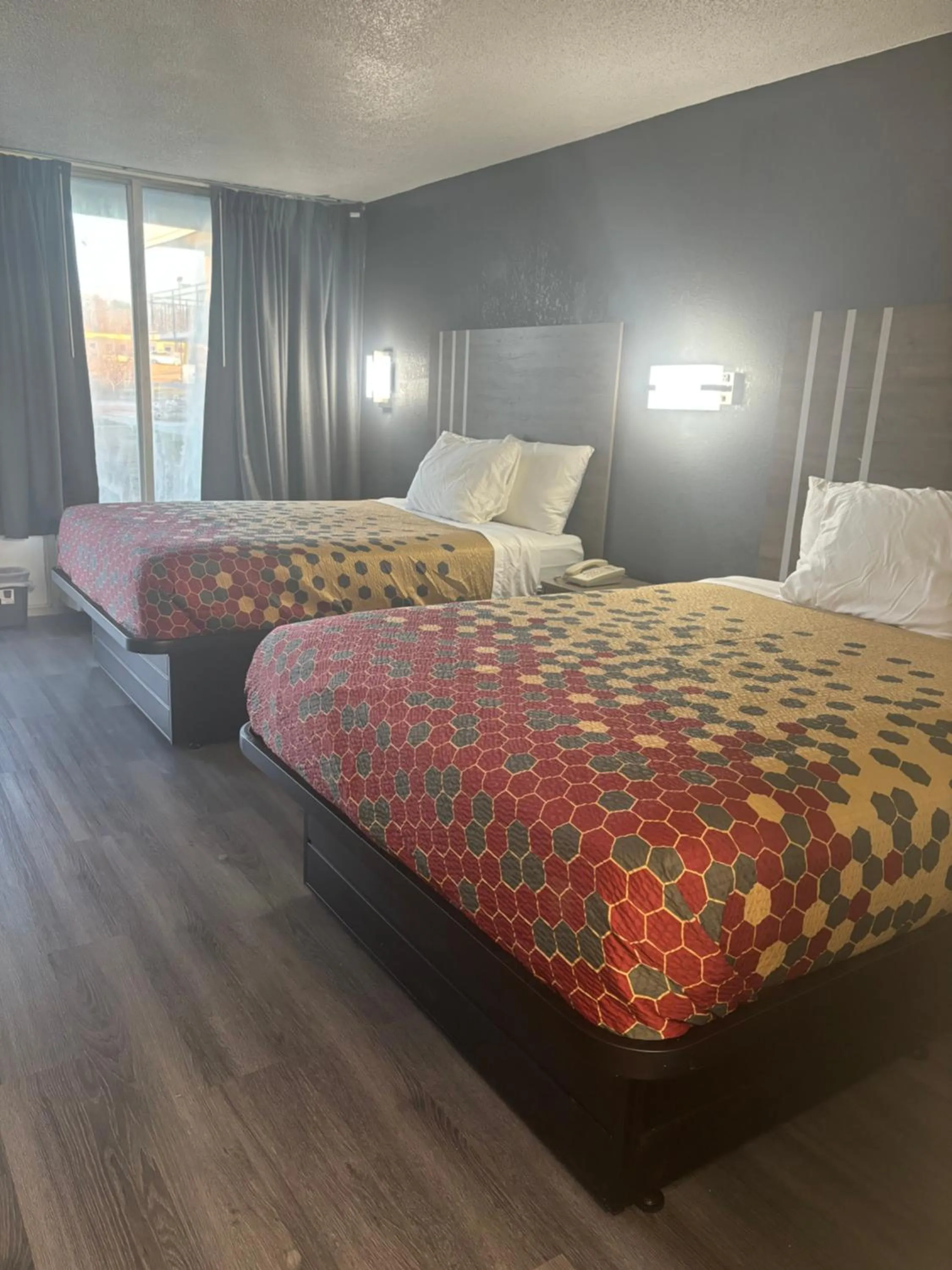 Bedroom, Bed in Econo Lodge Calhoun South