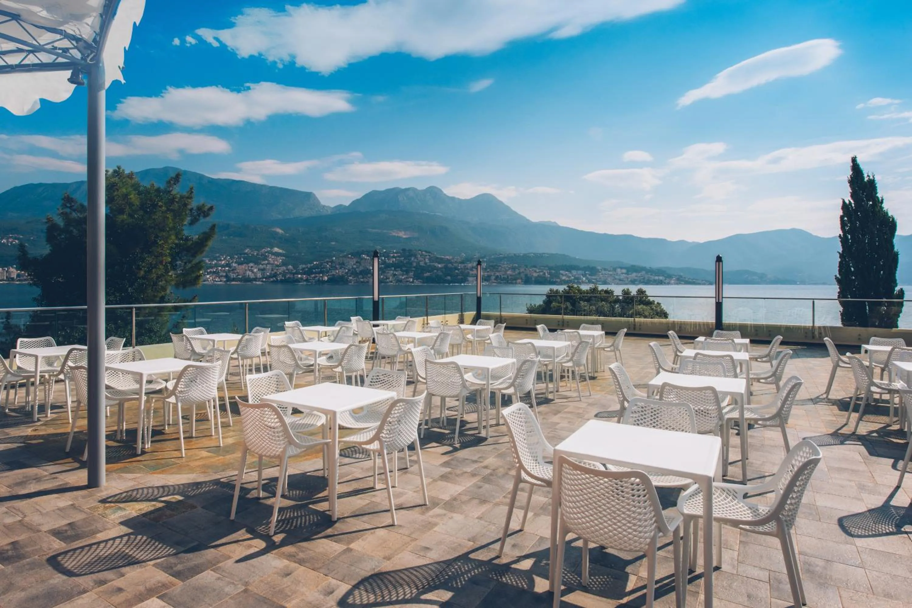 Lounge or bar in Iberostar Waves Herceg Novi All Inclusive