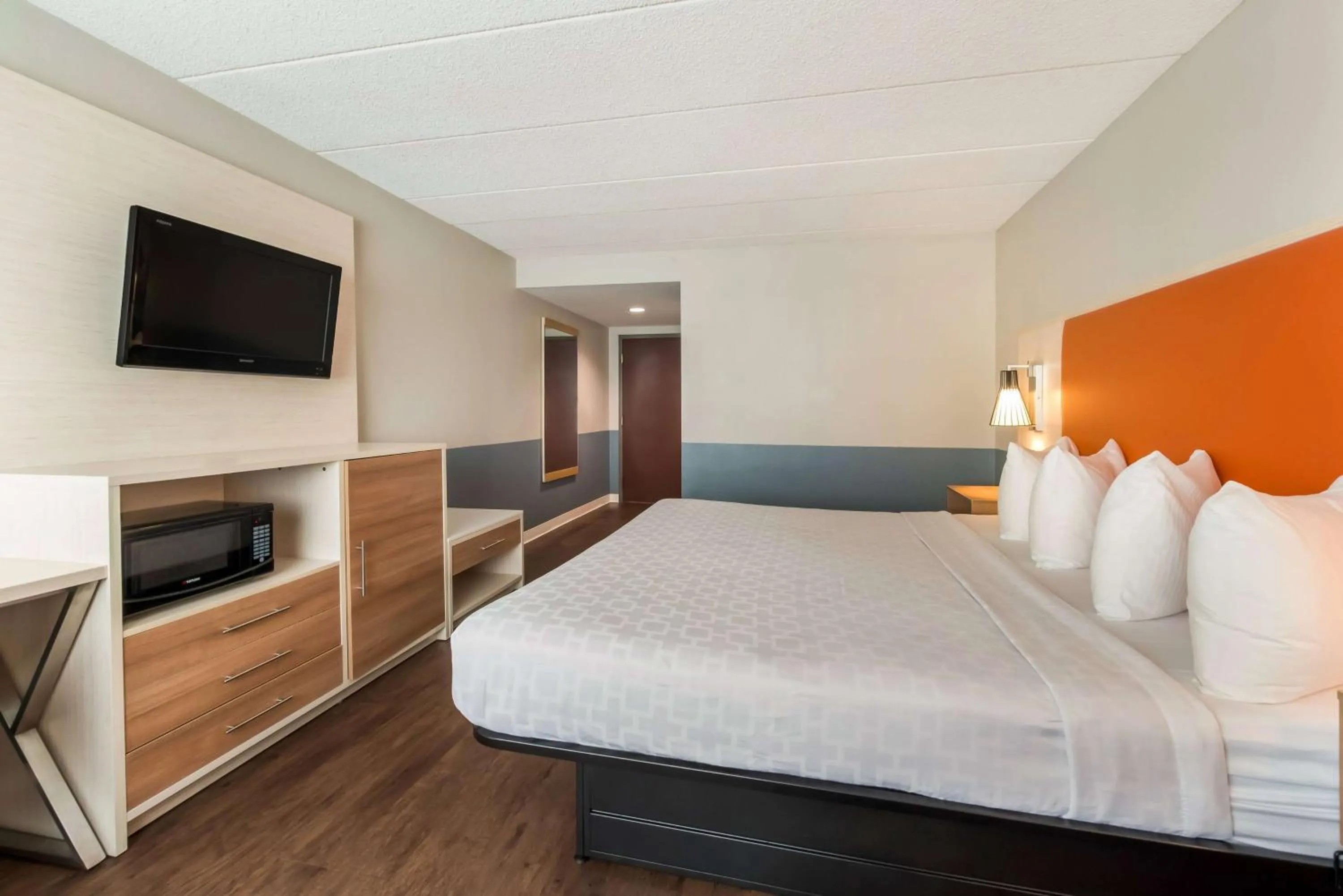 Photo of the whole room, Bed in Best Western Burlington Inn