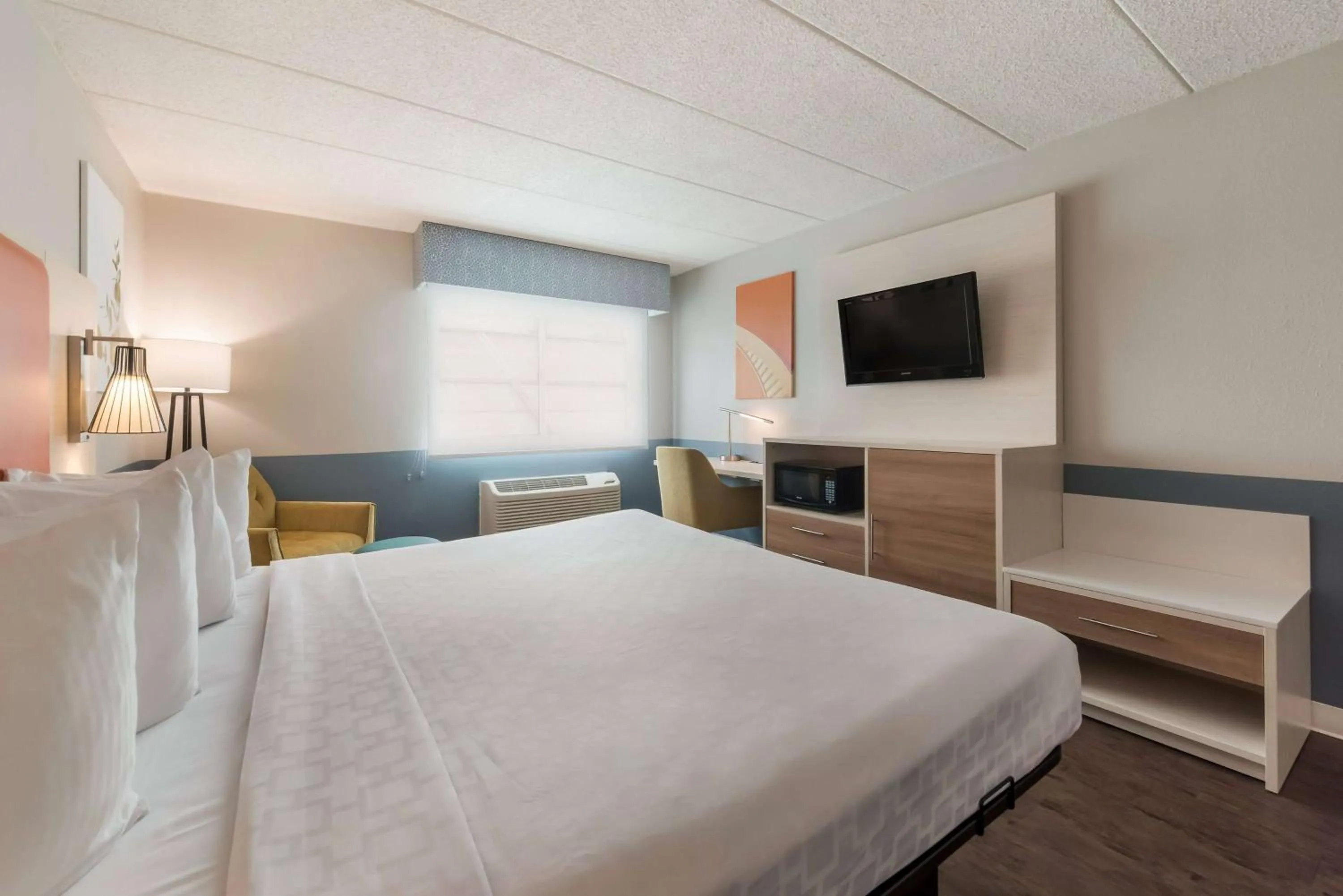 Photo of the whole room, Bed in Best Western Burlington Inn