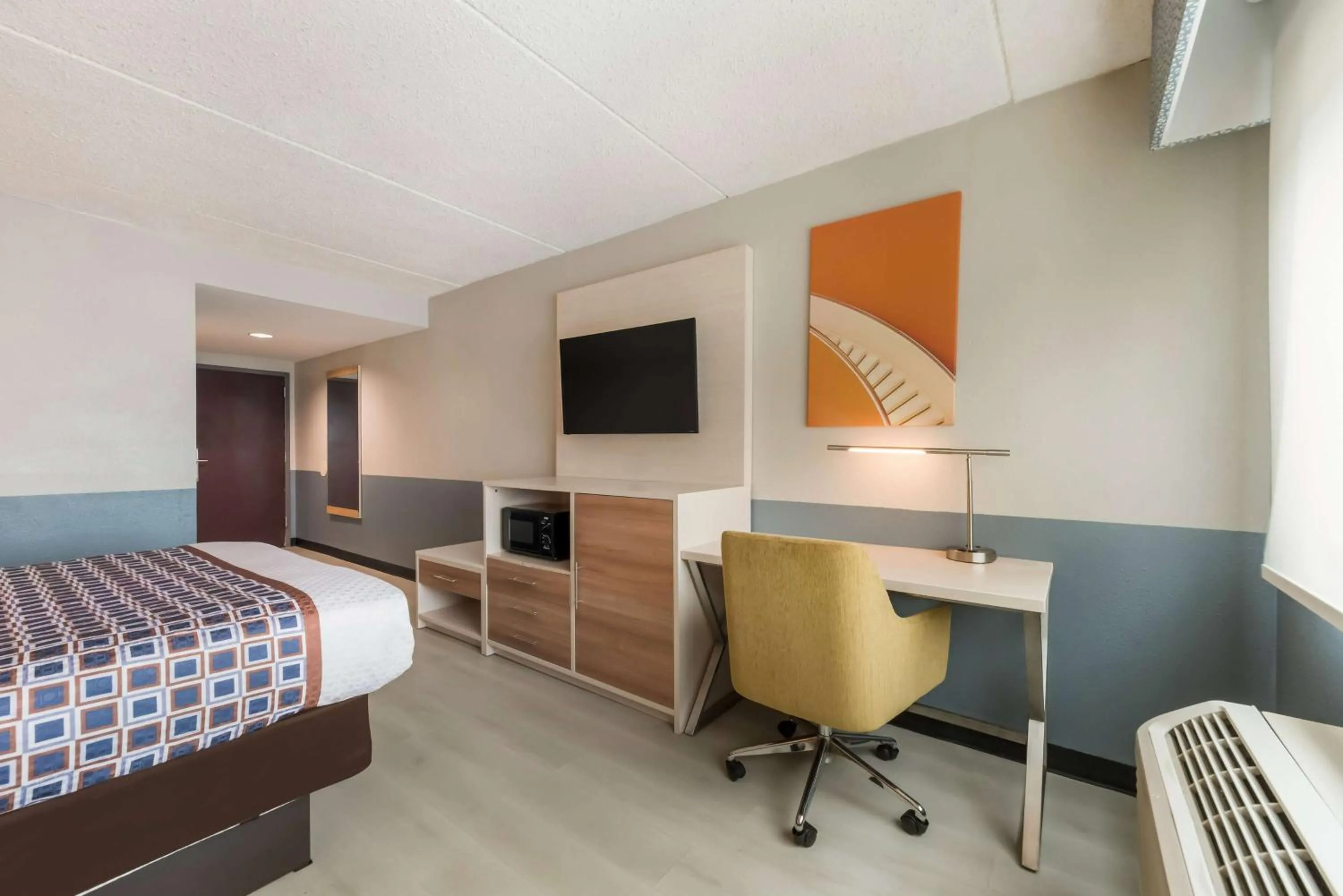 Photo of the whole room, Bed in Best Western Burlington Inn