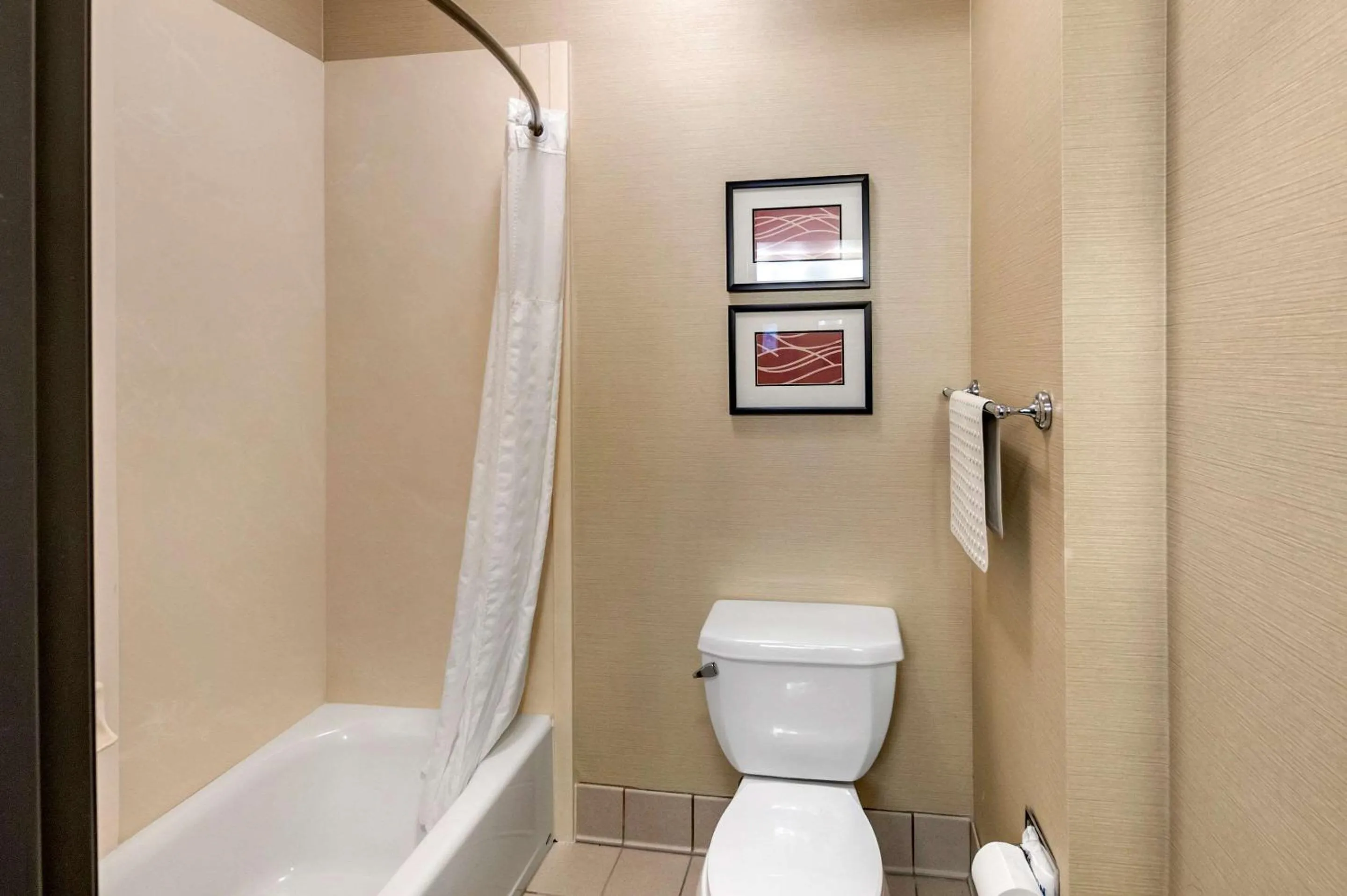 Bathroom in THE ATRIUM HOTEL SFO AIRPORT - FREE Shuttle & Breakfast